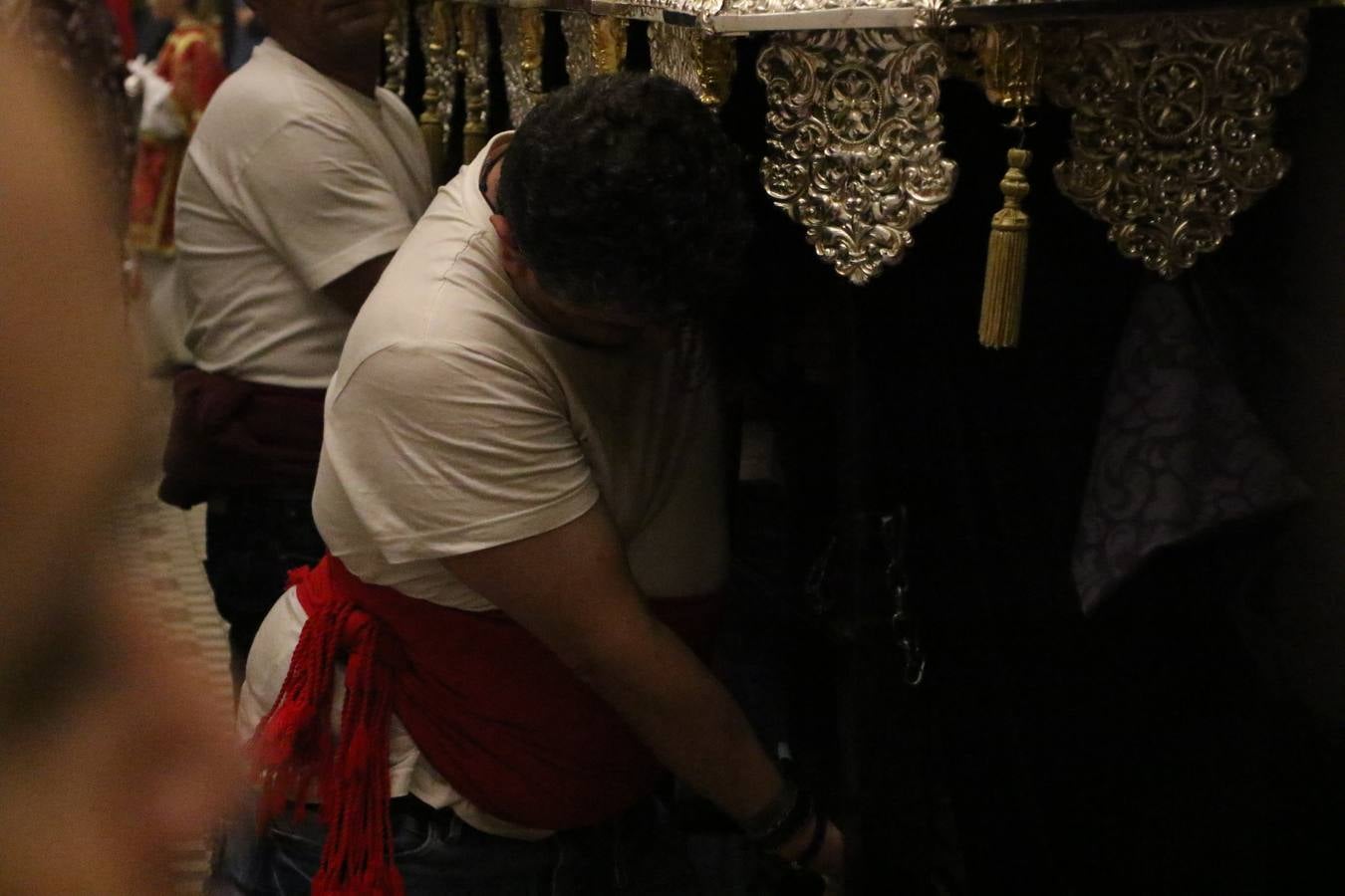 La vista al cielo se convertía, ayer, en una de las prácticas más repetida por los jerezanos. La lluvia amenazaba con marcar un antes y después en la Semana Santa jerezana 2019, Fiesta de Interés Turístico Nacional, e impedir la salida de la Cofradía del Señor 'Ecce-Homo', protagonista del Miércoles Santo. Una leve llovizna que, comenzaría a principio de la tarde, se convirtió en persistente a medida que pasaban las horas. Razón por la que la Cofradía decidió retrasar su hora de salida hasta pasadas las 21:30 horas, cuando la puerta del Perdón de San Miguel Arcángel se abría para iniciar el desfile procesional. Un desfile procesional que se vio interrumpido, de nuevo, por la lluvia, obligando al Señor 'Ecce-Homo' y Nuestra Señora de los Desamparados a regresar al templo. 
