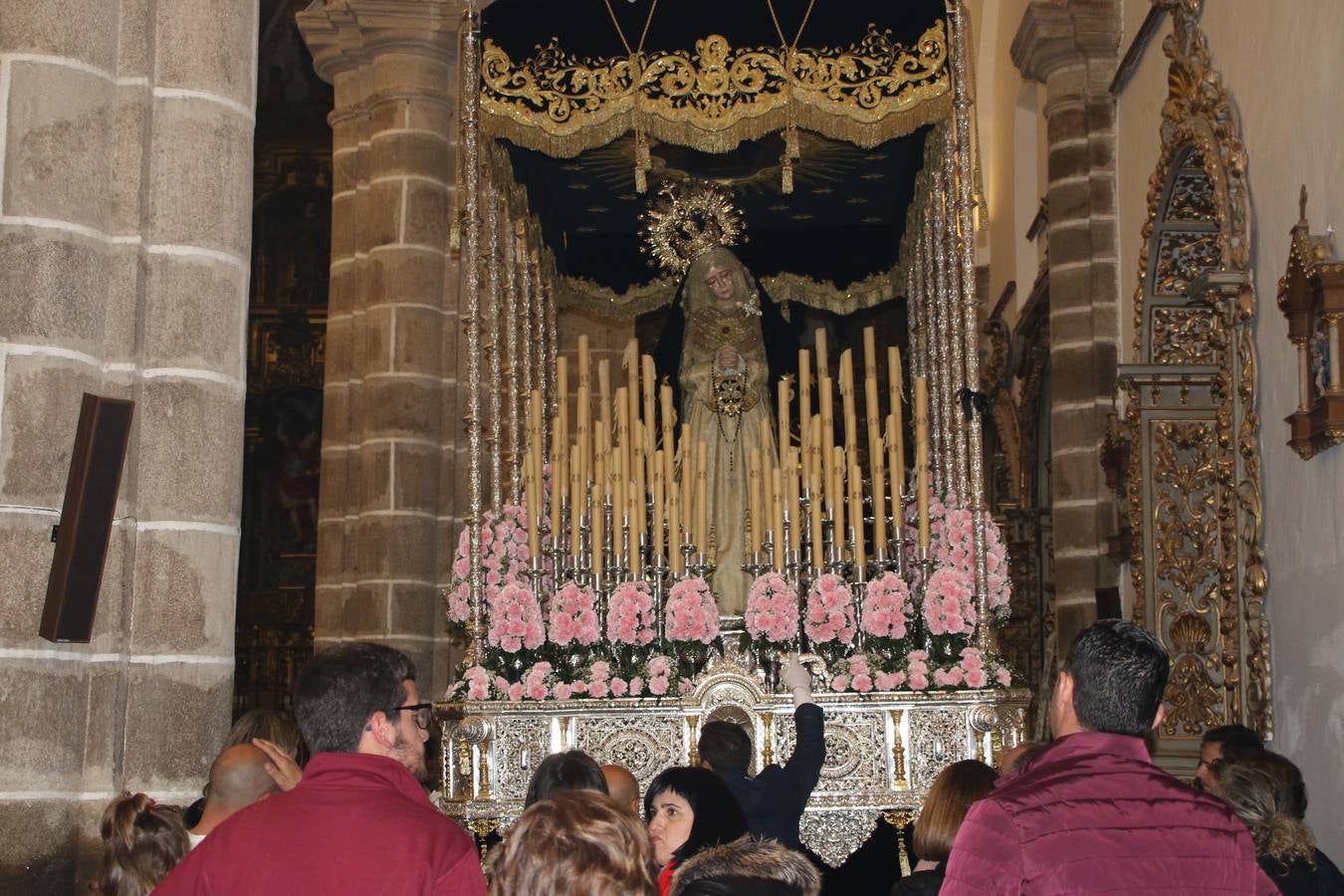 La vista al cielo se convertía, ayer, en una de las prácticas más repetida por los jerezanos. La lluvia amenazaba con marcar un antes y después en la Semana Santa jerezana 2019, Fiesta de Interés Turístico Nacional, e impedir la salida de la Cofradía del Señor 'Ecce-Homo', protagonista del Miércoles Santo. Una leve llovizna que, comenzaría a principio de la tarde, se convirtió en persistente a medida que pasaban las horas. Razón por la que la Cofradía decidió retrasar su hora de salida hasta pasadas las 21:30 horas, cuando la puerta del Perdón de San Miguel Arcángel se abría para iniciar el desfile procesional. Un desfile procesional que se vio interrumpido, de nuevo, por la lluvia, obligando al Señor 'Ecce-Homo' y Nuestra Señora de los Desamparados a regresar al templo. 