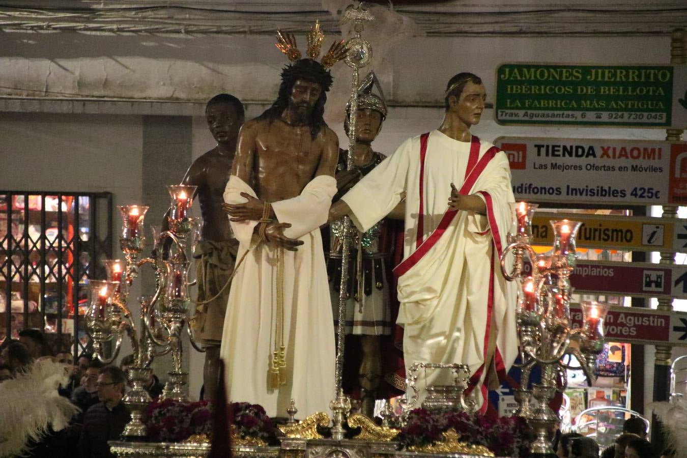La vista al cielo se convertía, ayer, en una de las prácticas más repetida por los jerezanos. La lluvia amenazaba con marcar un antes y después en la Semana Santa jerezana 2019, Fiesta de Interés Turístico Nacional, e impedir la salida de la Cofradía del Señor 'Ecce-Homo', protagonista del Miércoles Santo. Una leve llovizna que, comenzaría a principio de la tarde, se convirtió en persistente a medida que pasaban las horas. Razón por la que la Cofradía decidió retrasar su hora de salida hasta pasadas las 21:30 horas, cuando la puerta del Perdón de San Miguel Arcángel se abría para iniciar el desfile procesional. Un desfile procesional que se vio interrumpido, de nuevo, por la lluvia, obligando al Señor 'Ecce-Homo' y Nuestra Señora de los Desamparados a regresar al templo. 