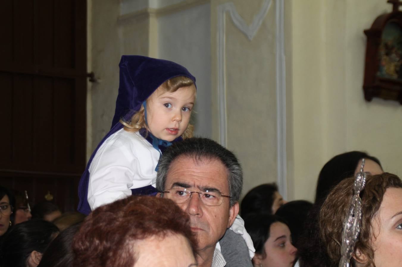 Las emociones llenaron también anoche la ermita de Los Santos Mártires, donde se quedaron guardados todos los afanes, las ilusiones y la devoción que no pudieron tener reflejo en la procesión de las colas largas, La Cofradía del Señor Coronado de Espinas decidió no salir ante la adversidad de la climatología y en el interior de este pequeño templo se vivieron momentos de gran emotividad.La Guardia Civil de Jerez de los Caballeros rindió honores a s Madrina, María Santísima de la Amargura. Los sones de las bandas y agrupaciones que iban a participar en el desfile procesional expandieron su eco desde el Llano de los Mártires para acompañar a los costaleros de cada uno de los tres Pasos, que fueron mecidos a su compás. El jovencísimo saetero Julián Jaramillo, de tan solo 12 años y natural de Segura de León, hizo vibrar a los presentes con su saeta al Coronado.Y entre las oraciones del párroco, Antonio María Rejano y los sacerdotes que le acompañaron, asomaron también las lágrimas.El momento más emotivo se vivió con el sentido homenaje a Manuel Labrador González, Manolo 'Cornelio' a quien Marisa Sánchez, en nombre de la junta de gobierno de la Cofradía del Señor Coronado, dedicó palabras llenas de afecto y reconocimiento, destacando su condición de «trabajador sin igual», su carácter innovador, su generosidad, sus consejos a jóvenes y mayores en el seno de esta Cofradía de la que dijo, «es piedra angular» y su extraordinaria labor. Manuel recibió un libro y una precioso cartel realizada por José Tomás Pérez Indiano, a semejanza del que hace tres años anunció la Semana Santa Jerezana. Emocionado, Manuel agradeció el cariño y dedicó este homenaje a su familia y a todas las madres.