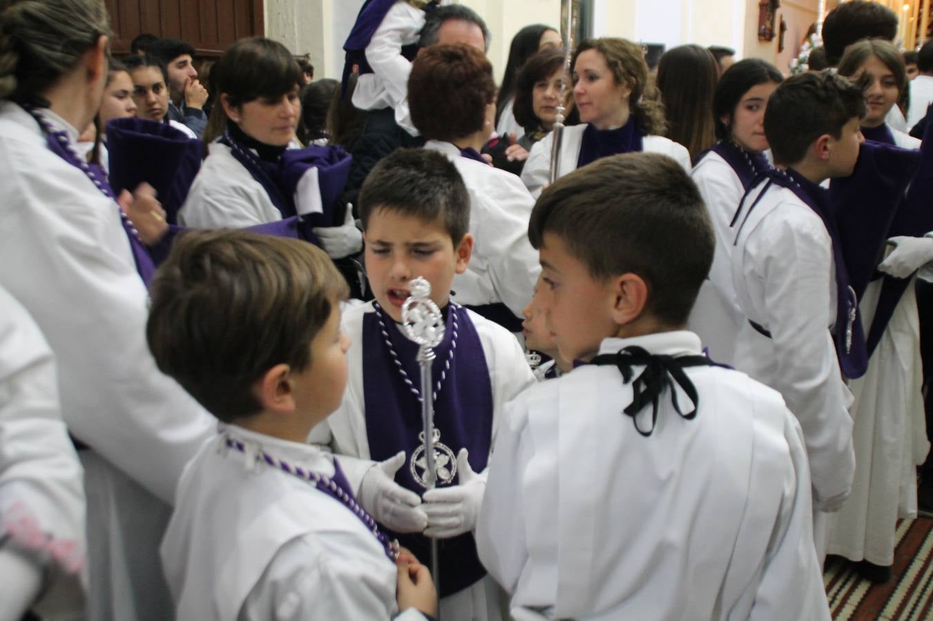 Las emociones llenaron también anoche la ermita de Los Santos Mártires, donde se quedaron guardados todos los afanes, las ilusiones y la devoción que no pudieron tener reflejo en la procesión de las colas largas, La Cofradía del Señor Coronado de Espinas decidió no salir ante la adversidad de la climatología y en el interior de este pequeño templo se vivieron momentos de gran emotividad.La Guardia Civil de Jerez de los Caballeros rindió honores a s Madrina, María Santísima de la Amargura. Los sones de las bandas y agrupaciones que iban a participar en el desfile procesional expandieron su eco desde el Llano de los Mártires para acompañar a los costaleros de cada uno de los tres Pasos, que fueron mecidos a su compás. El jovencísimo saetero Julián Jaramillo, de tan solo 12 años y natural de Segura de León, hizo vibrar a los presentes con su saeta al Coronado.Y entre las oraciones del párroco, Antonio María Rejano y los sacerdotes que le acompañaron, asomaron también las lágrimas.El momento más emotivo se vivió con el sentido homenaje a Manuel Labrador González, Manolo 'Cornelio' a quien Marisa Sánchez, en nombre de la junta de gobierno de la Cofradía del Señor Coronado, dedicó palabras llenas de afecto y reconocimiento, destacando su condición de «trabajador sin igual», su carácter innovador, su generosidad, sus consejos a jóvenes y mayores en el seno de esta Cofradía de la que dijo, «es piedra angular» y su extraordinaria labor. Manuel recibió un libro y una precioso cartel realizada por José Tomás Pérez Indiano, a semejanza del que hace tres años anunció la Semana Santa Jerezana. Emocionado, Manuel agradeció el cariño y dedicó este homenaje a su familia y a todas las madres.