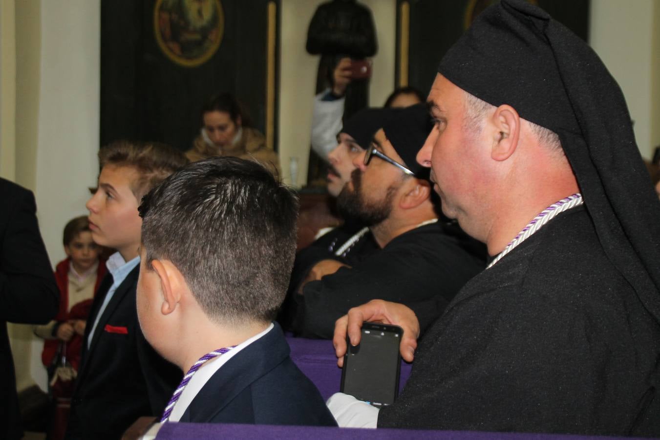 Las emociones llenaron también anoche la ermita de Los Santos Mártires, donde se quedaron guardados todos los afanes, las ilusiones y la devoción que no pudieron tener reflejo en la procesión de las colas largas, La Cofradía del Señor Coronado de Espinas decidió no salir ante la adversidad de la climatología y en el interior de este pequeño templo se vivieron momentos de gran emotividad.La Guardia Civil de Jerez de los Caballeros rindió honores a s Madrina, María Santísima de la Amargura. Los sones de las bandas y agrupaciones que iban a participar en el desfile procesional expandieron su eco desde el Llano de los Mártires para acompañar a los costaleros de cada uno de los tres Pasos, que fueron mecidos a su compás. El jovencísimo saetero Julián Jaramillo, de tan solo 12 años y natural de Segura de León, hizo vibrar a los presentes con su saeta al Coronado.Y entre las oraciones del párroco, Antonio María Rejano y los sacerdotes que le acompañaron, asomaron también las lágrimas.El momento más emotivo se vivió con el sentido homenaje a Manuel Labrador González, Manolo 'Cornelio' a quien Marisa Sánchez, en nombre de la junta de gobierno de la Cofradía del Señor Coronado, dedicó palabras llenas de afecto y reconocimiento, destacando su condición de «trabajador sin igual», su carácter innovador, su generosidad, sus consejos a jóvenes y mayores en el seno de esta Cofradía de la que dijo, «es piedra angular» y su extraordinaria labor. Manuel recibió un libro y una precioso cartel realizada por José Tomás Pérez Indiano, a semejanza del que hace tres años anunció la Semana Santa Jerezana. Emocionado, Manuel agradeció el cariño y dedicó este homenaje a su familia y a todas las madres.