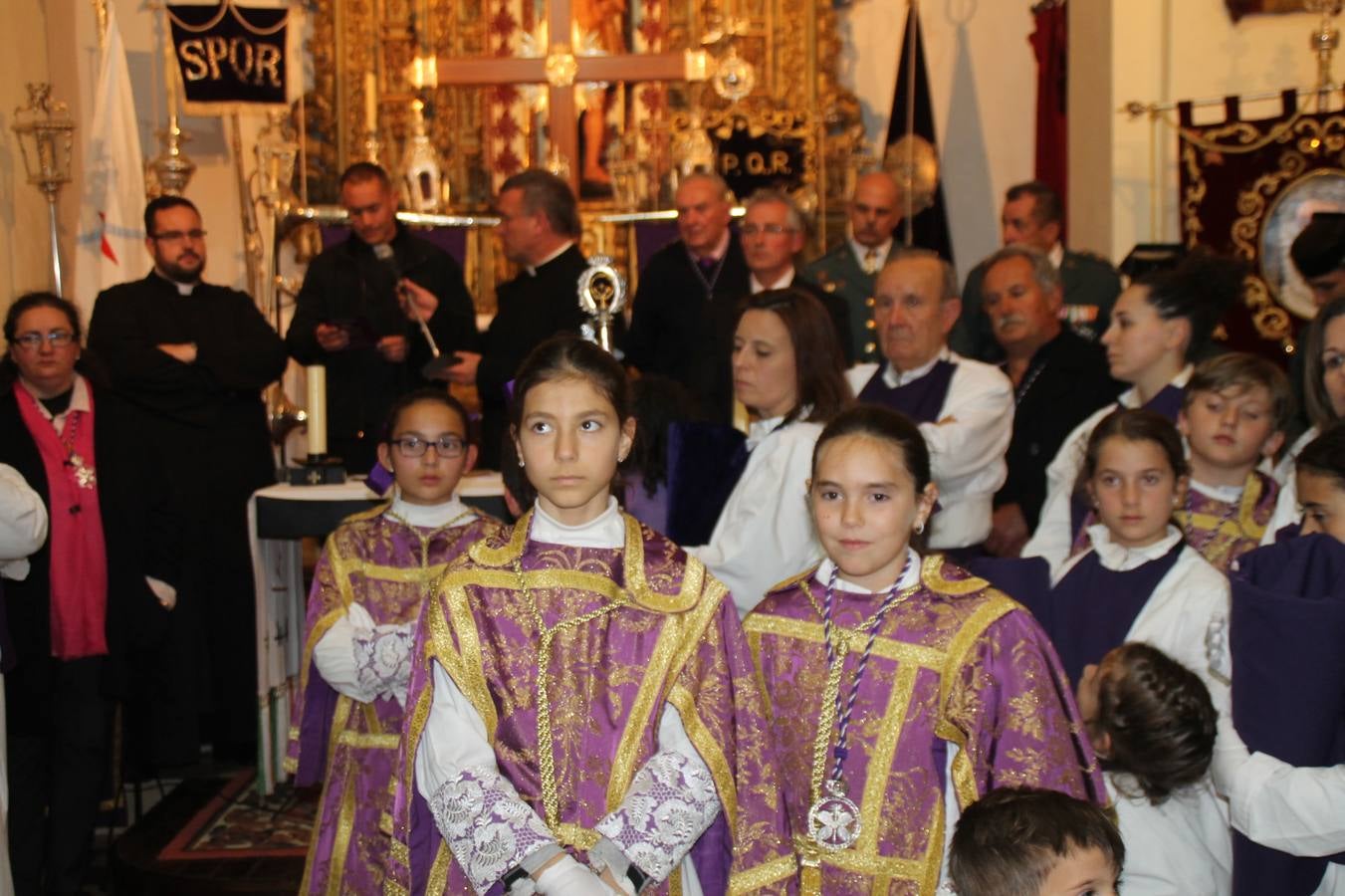 Las emociones llenaron también anoche la ermita de Los Santos Mártires, donde se quedaron guardados todos los afanes, las ilusiones y la devoción que no pudieron tener reflejo en la procesión de las colas largas, La Cofradía del Señor Coronado de Espinas decidió no salir ante la adversidad de la climatología y en el interior de este pequeño templo se vivieron momentos de gran emotividad.La Guardia Civil de Jerez de los Caballeros rindió honores a s Madrina, María Santísima de la Amargura. Los sones de las bandas y agrupaciones que iban a participar en el desfile procesional expandieron su eco desde el Llano de los Mártires para acompañar a los costaleros de cada uno de los tres Pasos, que fueron mecidos a su compás. El jovencísimo saetero Julián Jaramillo, de tan solo 12 años y natural de Segura de León, hizo vibrar a los presentes con su saeta al Coronado.Y entre las oraciones del párroco, Antonio María Rejano y los sacerdotes que le acompañaron, asomaron también las lágrimas.El momento más emotivo se vivió con el sentido homenaje a Manuel Labrador González, Manolo 'Cornelio' a quien Marisa Sánchez, en nombre de la junta de gobierno de la Cofradía del Señor Coronado, dedicó palabras llenas de afecto y reconocimiento, destacando su condición de «trabajador sin igual», su carácter innovador, su generosidad, sus consejos a jóvenes y mayores en el seno de esta Cofradía de la que dijo, «es piedra angular» y su extraordinaria labor. Manuel recibió un libro y una precioso cartel realizada por José Tomás Pérez Indiano, a semejanza del que hace tres años anunció la Semana Santa Jerezana. Emocionado, Manuel agradeció el cariño y dedicó este homenaje a su familia y a todas las madres.
