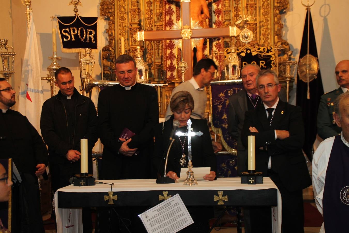 Las emociones llenaron también anoche la ermita de Los Santos Mártires, donde se quedaron guardados todos los afanes, las ilusiones y la devoción que no pudieron tener reflejo en la procesión de las colas largas, La Cofradía del Señor Coronado de Espinas decidió no salir ante la adversidad de la climatología y en el interior de este pequeño templo se vivieron momentos de gran emotividad.La Guardia Civil de Jerez de los Caballeros rindió honores a s Madrina, María Santísima de la Amargura. Los sones de las bandas y agrupaciones que iban a participar en el desfile procesional expandieron su eco desde el Llano de los Mártires para acompañar a los costaleros de cada uno de los tres Pasos, que fueron mecidos a su compás. El jovencísimo saetero Julián Jaramillo, de tan solo 12 años y natural de Segura de León, hizo vibrar a los presentes con su saeta al Coronado.Y entre las oraciones del párroco, Antonio María Rejano y los sacerdotes que le acompañaron, asomaron también las lágrimas.El momento más emotivo se vivió con el sentido homenaje a Manuel Labrador González, Manolo 'Cornelio' a quien Marisa Sánchez, en nombre de la junta de gobierno de la Cofradía del Señor Coronado, dedicó palabras llenas de afecto y reconocimiento, destacando su condición de «trabajador sin igual», su carácter innovador, su generosidad, sus consejos a jóvenes y mayores en el seno de esta Cofradía de la que dijo, «es piedra angular» y su extraordinaria labor. Manuel recibió un libro y una precioso cartel realizada por José Tomás Pérez Indiano, a semejanza del que hace tres años anunció la Semana Santa Jerezana. Emocionado, Manuel agradeció el cariño y dedicó este homenaje a su familia y a todas las madres.