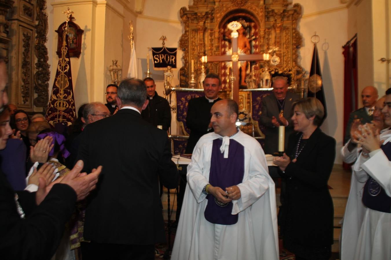 Las emociones llenaron también anoche la ermita de Los Santos Mártires, donde se quedaron guardados todos los afanes, las ilusiones y la devoción que no pudieron tener reflejo en la procesión de las colas largas, La Cofradía del Señor Coronado de Espinas decidió no salir ante la adversidad de la climatología y en el interior de este pequeño templo se vivieron momentos de gran emotividad.La Guardia Civil de Jerez de los Caballeros rindió honores a s Madrina, María Santísima de la Amargura. Los sones de las bandas y agrupaciones que iban a participar en el desfile procesional expandieron su eco desde el Llano de los Mártires para acompañar a los costaleros de cada uno de los tres Pasos, que fueron mecidos a su compás. El jovencísimo saetero Julián Jaramillo, de tan solo 12 años y natural de Segura de León, hizo vibrar a los presentes con su saeta al Coronado.Y entre las oraciones del párroco, Antonio María Rejano y los sacerdotes que le acompañaron, asomaron también las lágrimas.El momento más emotivo se vivió con el sentido homenaje a Manuel Labrador González, Manolo 'Cornelio' a quien Marisa Sánchez, en nombre de la junta de gobierno de la Cofradía del Señor Coronado, dedicó palabras llenas de afecto y reconocimiento, destacando su condición de «trabajador sin igual», su carácter innovador, su generosidad, sus consejos a jóvenes y mayores en el seno de esta Cofradía de la que dijo, «es piedra angular» y su extraordinaria labor. Manuel recibió un libro y una precioso cartel realizada por José Tomás Pérez Indiano, a semejanza del que hace tres años anunció la Semana Santa Jerezana. Emocionado, Manuel agradeció el cariño y dedicó este homenaje a su familia y a todas las madres.