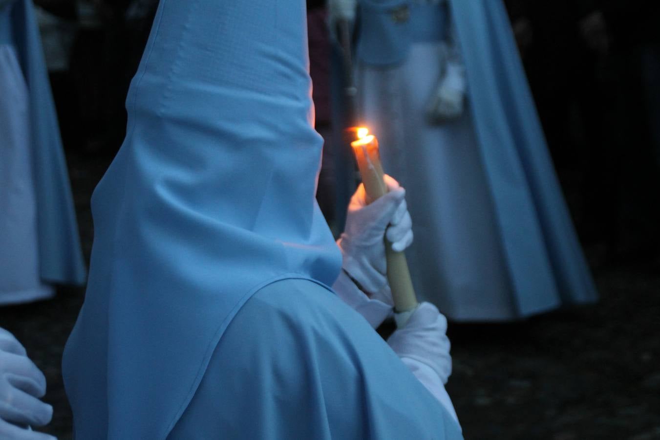 La lluvia que durante las primeras horas de la tarde se contuvo, hizo acto de presencia nada más asomarse a la calle la procesión de las túnicas celestes, que organiza la Archicofrafía del Santísimo Sacramento. Todas las emociones se vieron frustradas y el templo de San Bartolomé fue refugio para el sentimiento de quienes anhelaban acompañar esta estación de penitencia en la que se representa el momento de la institución de la Santa Cena, que junto al de Jesús ante Pilatos, fueron los únicos que realizaron su salida de la iglesia patronal. El Cristo de la Piedad, imagen impresionante en el itinerario de la Semana Santa jerezana, y la hermosa Virgen de la Paza, se quedaron dentro.Los sones de las Agruaciones y bandas que iban a acompañar este desfile sonaron especiales para bailar estas dos imágenes y servir de consuelo, mientras brotaban lágrimas en los ojos de algunos niños que encuentran en esta Cofradía su bautismo nazareno. La oración también acompañó estos momentos de tristeza al tiempo tan especiales.