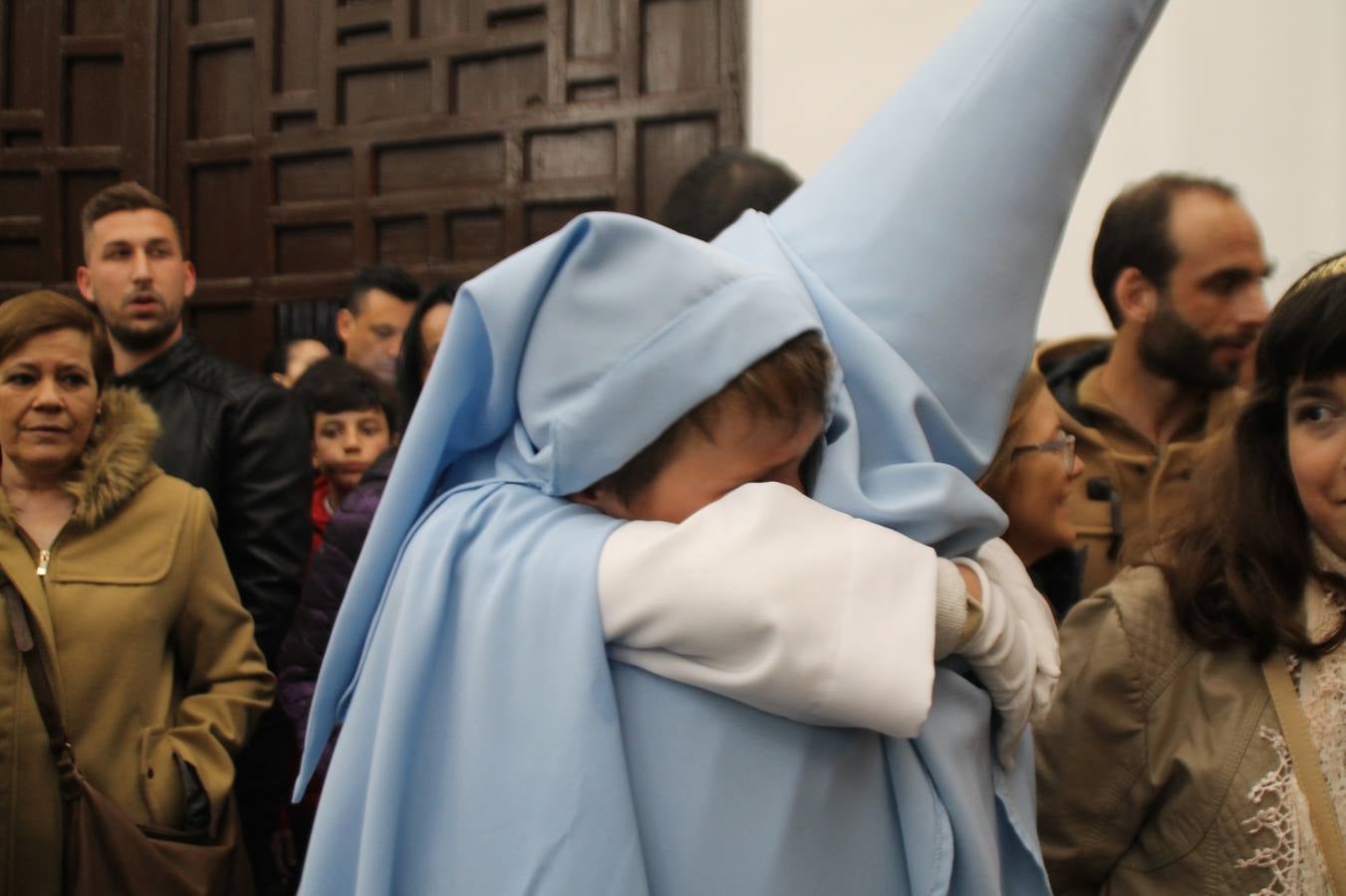 La lluvia que durante las primeras horas de la tarde se contuvo, hizo acto de presencia nada más asomarse a la calle la procesión de las túnicas celestes, que organiza la Archicofrafía del Santísimo Sacramento. Todas las emociones se vieron frustradas y el templo de San Bartolomé fue refugio para el sentimiento de quienes anhelaban acompañar esta estación de penitencia en la que se representa el momento de la institución de la Santa Cena, que junto al de Jesús ante Pilatos, fueron los únicos que realizaron su salida de la iglesia patronal. El Cristo de la Piedad, imagen impresionante en el itinerario de la Semana Santa jerezana, y la hermosa Virgen de la Paza, se quedaron dentro.Los sones de las Agruaciones y bandas que iban a acompañar este desfile sonaron especiales para bailar estas dos imágenes y servir de consuelo, mientras brotaban lágrimas en los ojos de algunos niños que encuentran en esta Cofradía su bautismo nazareno. La oración también acompañó estos momentos de tristeza al tiempo tan especiales.