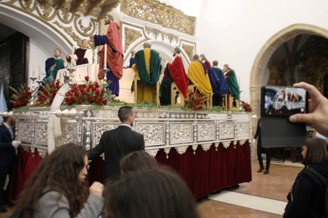 La lluvia que durante las primeras horas de la tarde se contuvo, hizo acto de presencia nada más asomarse a la calle la procesión de las túnicas celestes, que organiza la Archicofrafía del Santísimo Sacramento. Todas las emociones se vieron frustradas y el templo de San Bartolomé fue refugio para el sentimiento de quienes anhelaban acompañar esta estación de penitencia en la que se representa el momento de la institución de la Santa Cena, que junto al de Jesús ante Pilatos, fueron los únicos que realizaron su salida de la iglesia patronal. El Cristo de la Piedad, imagen impresionante en el itinerario de la Semana Santa jerezana, y la hermosa Virgen de la Paza, se quedaron dentro.Los sones de las Agruaciones y bandas que iban a acompañar este desfile sonaron especiales para bailar estas dos imágenes y servir de consuelo, mientras brotaban lágrimas en los ojos de algunos niños que encuentran en esta Cofradía su bautismo nazareno. La oración también acompañó estos momentos de tristeza al tiempo tan especiales.