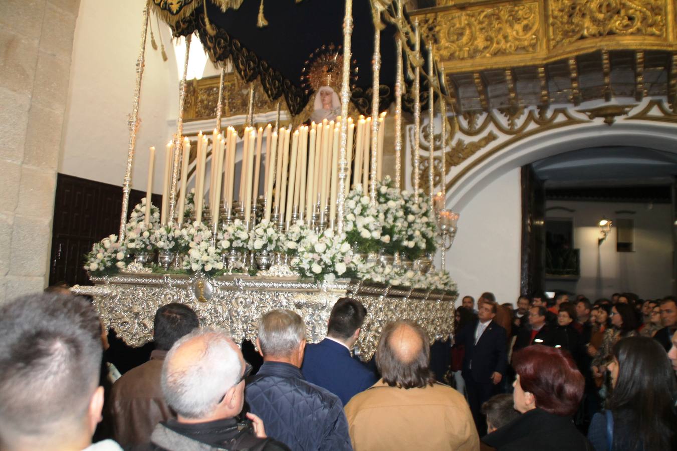 La lluvia que durante las primeras horas de la tarde se contuvo, hizo acto de presencia nada más asomarse a la calle la procesión de las túnicas celestes, que organiza la Archicofrafía del Santísimo Sacramento. Todas las emociones se vieron frustradas y el templo de San Bartolomé fue refugio para el sentimiento de quienes anhelaban acompañar esta estación de penitencia en la que se representa el momento de la institución de la Santa Cena, que junto al de Jesús ante Pilatos, fueron los únicos que realizaron su salida de la iglesia patronal. El Cristo de la Piedad, imagen impresionante en el itinerario de la Semana Santa jerezana, y la hermosa Virgen de la Paza, se quedaron dentro.Los sones de las Agruaciones y bandas que iban a acompañar este desfile sonaron especiales para bailar estas dos imágenes y servir de consuelo, mientras brotaban lágrimas en los ojos de algunos niños que encuentran en esta Cofradía su bautismo nazareno. La oración también acompañó estos momentos de tristeza al tiempo tan especiales.