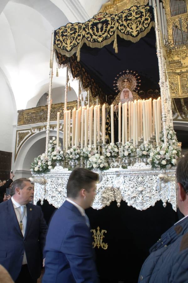 La lluvia que durante las primeras horas de la tarde se contuvo, hizo acto de presencia nada más asomarse a la calle la procesión de las túnicas celestes, que organiza la Archicofrafía del Santísimo Sacramento. Todas las emociones se vieron frustradas y el templo de San Bartolomé fue refugio para el sentimiento de quienes anhelaban acompañar esta estación de penitencia en la que se representa el momento de la institución de la Santa Cena, que junto al de Jesús ante Pilatos, fueron los únicos que realizaron su salida de la iglesia patronal. El Cristo de la Piedad, imagen impresionante en el itinerario de la Semana Santa jerezana, y la hermosa Virgen de la Paza, se quedaron dentro.Los sones de las Agruaciones y bandas que iban a acompañar este desfile sonaron especiales para bailar estas dos imágenes y servir de consuelo, mientras brotaban lágrimas en los ojos de algunos niños que encuentran en esta Cofradía su bautismo nazareno. La oración también acompañó estos momentos de tristeza al tiempo tan especiales.