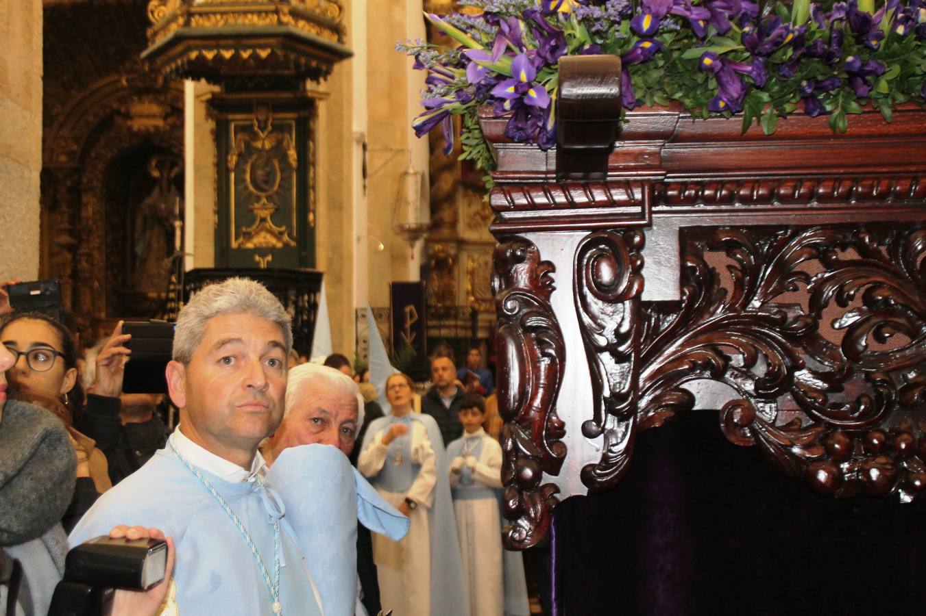 La lluvia que durante las primeras horas de la tarde se contuvo, hizo acto de presencia nada más asomarse a la calle la procesión de las túnicas celestes, que organiza la Archicofrafía del Santísimo Sacramento. Todas las emociones se vieron frustradas y el templo de San Bartolomé fue refugio para el sentimiento de quienes anhelaban acompañar esta estación de penitencia en la que se representa el momento de la institución de la Santa Cena, que junto al de Jesús ante Pilatos, fueron los únicos que realizaron su salida de la iglesia patronal. El Cristo de la Piedad, imagen impresionante en el itinerario de la Semana Santa jerezana, y la hermosa Virgen de la Paza, se quedaron dentro.Los sones de las Agruaciones y bandas que iban a acompañar este desfile sonaron especiales para bailar estas dos imágenes y servir de consuelo, mientras brotaban lágrimas en los ojos de algunos niños que encuentran en esta Cofradía su bautismo nazareno. La oración también acompañó estos momentos de tristeza al tiempo tan especiales.