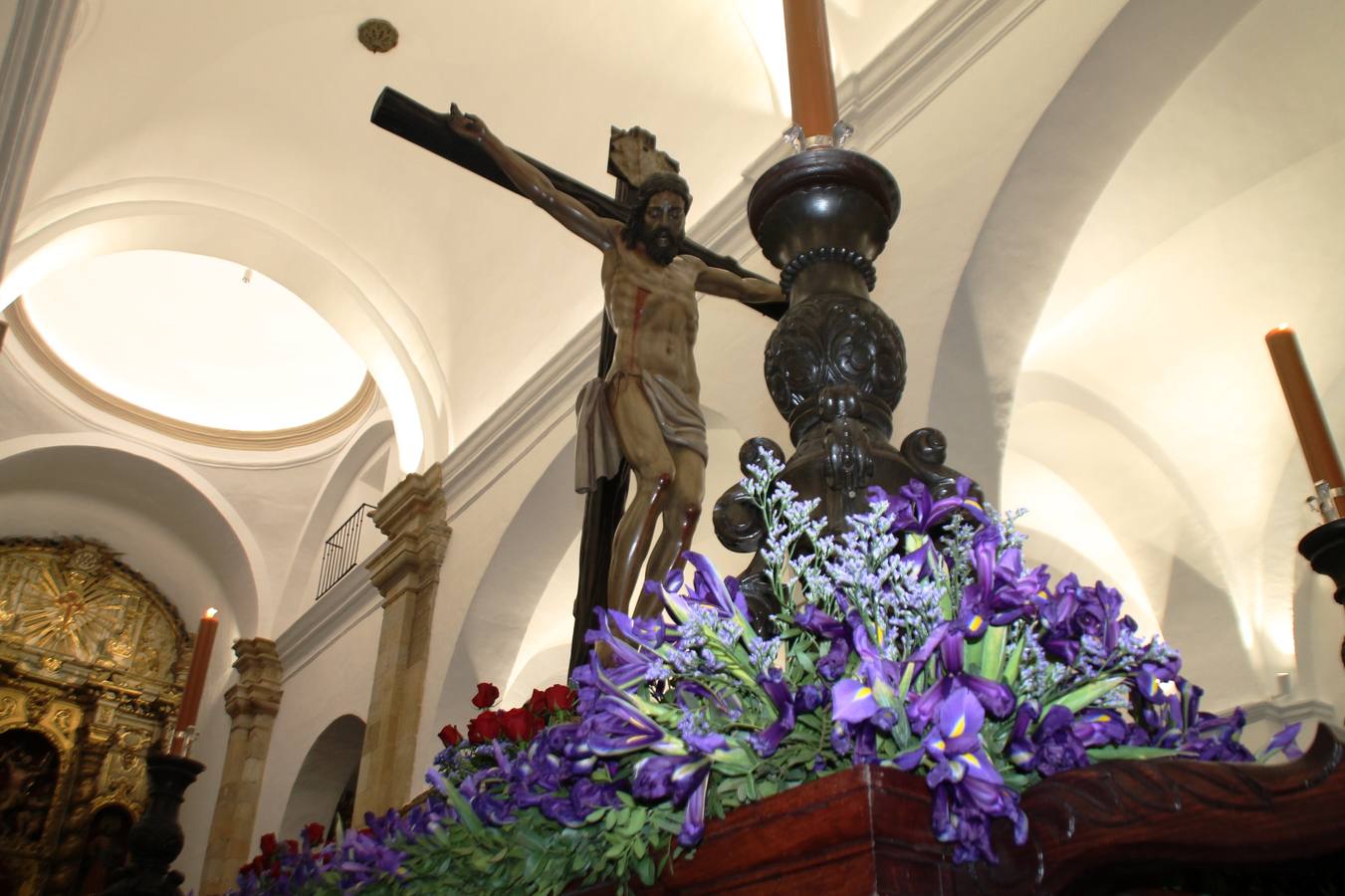 La lluvia que durante las primeras horas de la tarde se contuvo, hizo acto de presencia nada más asomarse a la calle la procesión de las túnicas celestes, que organiza la Archicofrafía del Santísimo Sacramento. Todas las emociones se vieron frustradas y el templo de San Bartolomé fue refugio para el sentimiento de quienes anhelaban acompañar esta estación de penitencia en la que se representa el momento de la institución de la Santa Cena, que junto al de Jesús ante Pilatos, fueron los únicos que realizaron su salida de la iglesia patronal. El Cristo de la Piedad, imagen impresionante en el itinerario de la Semana Santa jerezana, y la hermosa Virgen de la Paza, se quedaron dentro.Los sones de las Agruaciones y bandas que iban a acompañar este desfile sonaron especiales para bailar estas dos imágenes y servir de consuelo, mientras brotaban lágrimas en los ojos de algunos niños que encuentran en esta Cofradía su bautismo nazareno. La oración también acompañó estos momentos de tristeza al tiempo tan especiales.