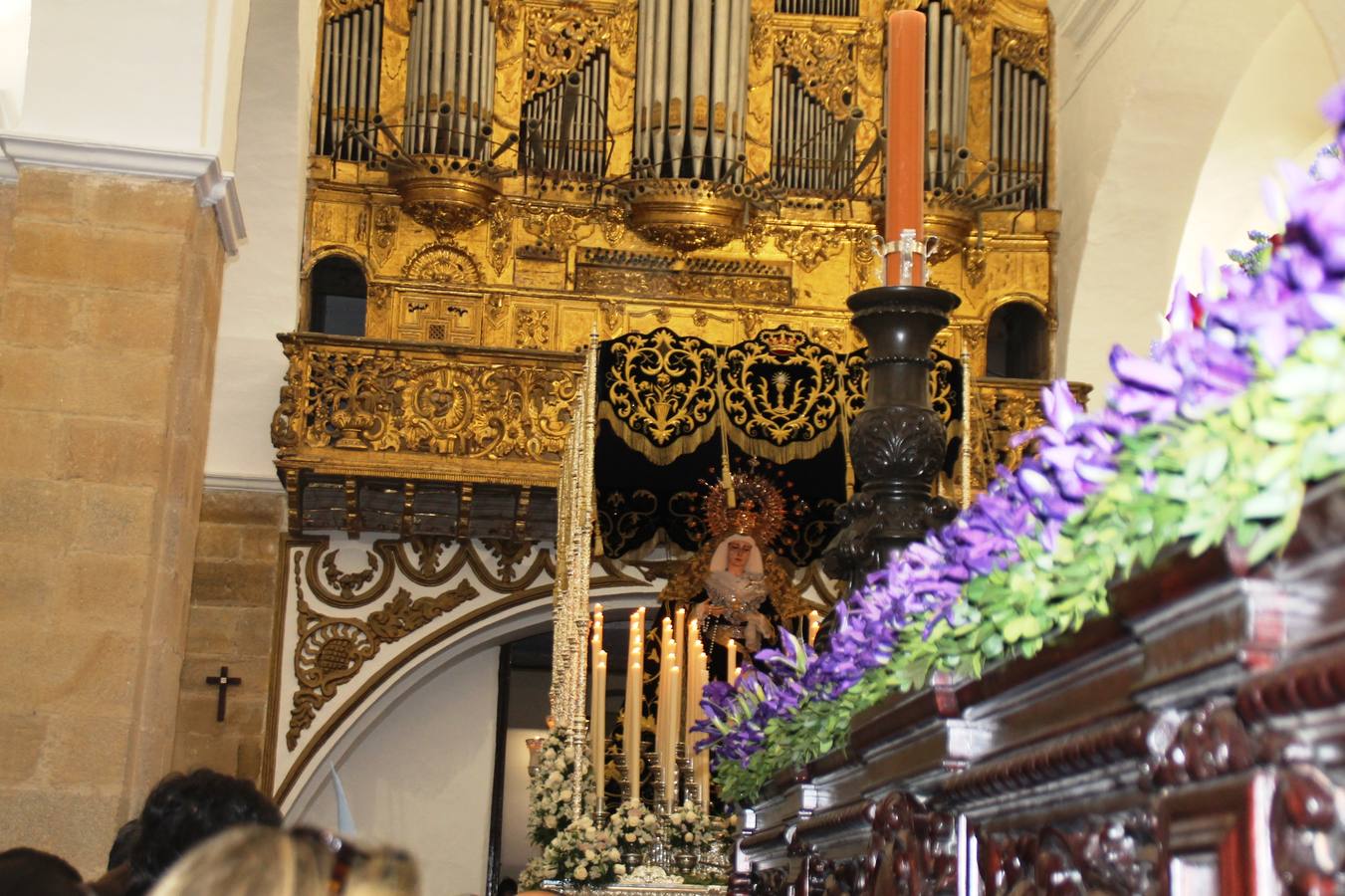 La lluvia que durante las primeras horas de la tarde se contuvo, hizo acto de presencia nada más asomarse a la calle la procesión de las túnicas celestes, que organiza la Archicofrafía del Santísimo Sacramento. Todas las emociones se vieron frustradas y el templo de San Bartolomé fue refugio para el sentimiento de quienes anhelaban acompañar esta estación de penitencia en la que se representa el momento de la institución de la Santa Cena, que junto al de Jesús ante Pilatos, fueron los únicos que realizaron su salida de la iglesia patronal. El Cristo de la Piedad, imagen impresionante en el itinerario de la Semana Santa jerezana, y la hermosa Virgen de la Paza, se quedaron dentro.Los sones de las Agruaciones y bandas que iban a acompañar este desfile sonaron especiales para bailar estas dos imágenes y servir de consuelo, mientras brotaban lágrimas en los ojos de algunos niños que encuentran en esta Cofradía su bautismo nazareno. La oración también acompañó estos momentos de tristeza al tiempo tan especiales.