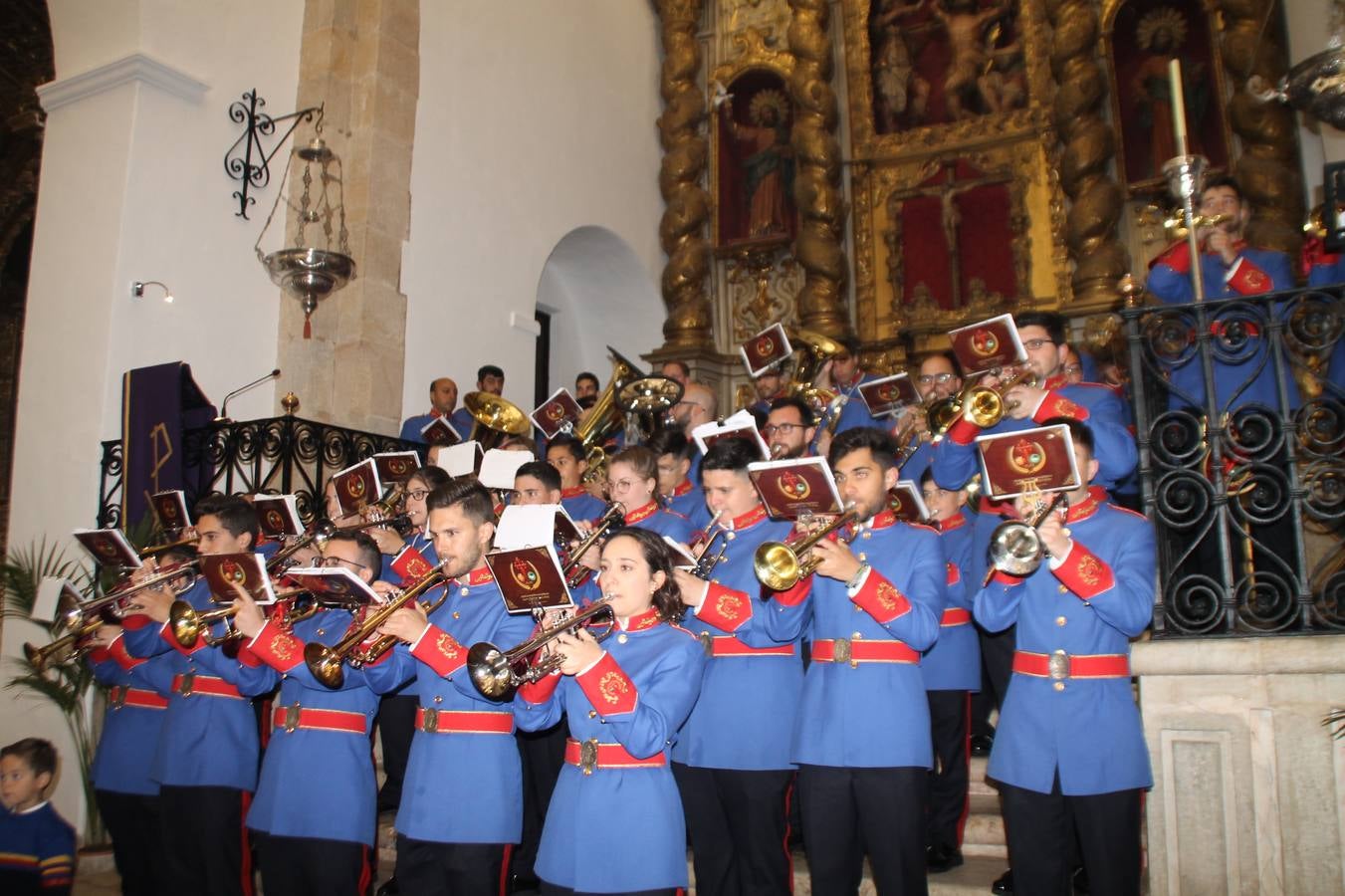 La lluvia que durante las primeras horas de la tarde se contuvo, hizo acto de presencia nada más asomarse a la calle la procesión de las túnicas celestes, que organiza la Archicofrafía del Santísimo Sacramento. Todas las emociones se vieron frustradas y el templo de San Bartolomé fue refugio para el sentimiento de quienes anhelaban acompañar esta estación de penitencia en la que se representa el momento de la institución de la Santa Cena, que junto al de Jesús ante Pilatos, fueron los únicos que realizaron su salida de la iglesia patronal. El Cristo de la Piedad, imagen impresionante en el itinerario de la Semana Santa jerezana, y la hermosa Virgen de la Paza, se quedaron dentro.Los sones de las Agruaciones y bandas que iban a acompañar este desfile sonaron especiales para bailar estas dos imágenes y servir de consuelo, mientras brotaban lágrimas en los ojos de algunos niños que encuentran en esta Cofradía su bautismo nazareno. La oración también acompañó estos momentos de tristeza al tiempo tan especiales.