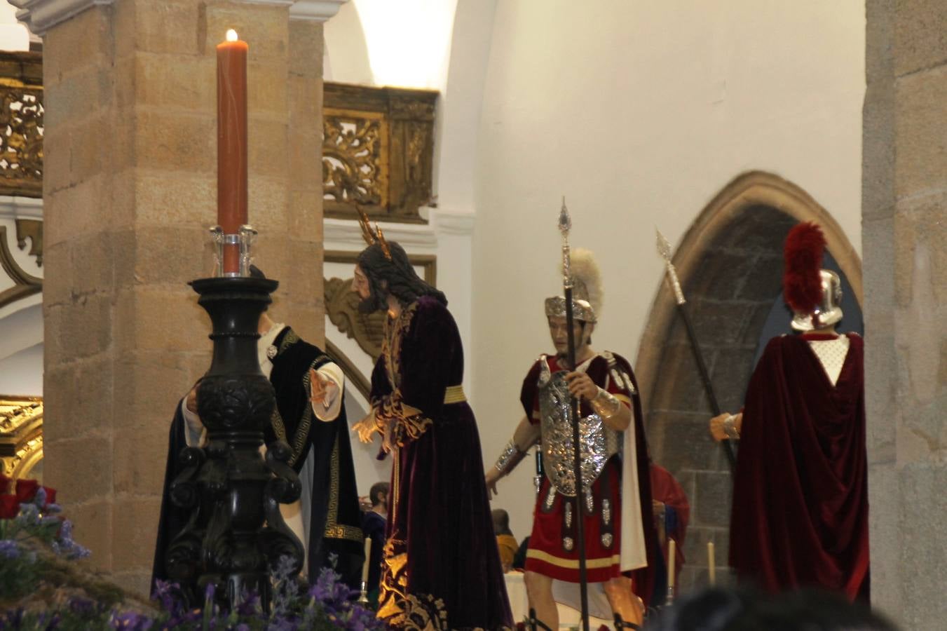 La lluvia que durante las primeras horas de la tarde se contuvo, hizo acto de presencia nada más asomarse a la calle la procesión de las túnicas celestes, que organiza la Archicofrafía del Santísimo Sacramento. Todas las emociones se vieron frustradas y el templo de San Bartolomé fue refugio para el sentimiento de quienes anhelaban acompañar esta estación de penitencia en la que se representa el momento de la institución de la Santa Cena, que junto al de Jesús ante Pilatos, fueron los únicos que realizaron su salida de la iglesia patronal. El Cristo de la Piedad, imagen impresionante en el itinerario de la Semana Santa jerezana, y la hermosa Virgen de la Paza, se quedaron dentro.Los sones de las Agruaciones y bandas que iban a acompañar este desfile sonaron especiales para bailar estas dos imágenes y servir de consuelo, mientras brotaban lágrimas en los ojos de algunos niños que encuentran en esta Cofradía su bautismo nazareno. La oración también acompañó estos momentos de tristeza al tiempo tan especiales.