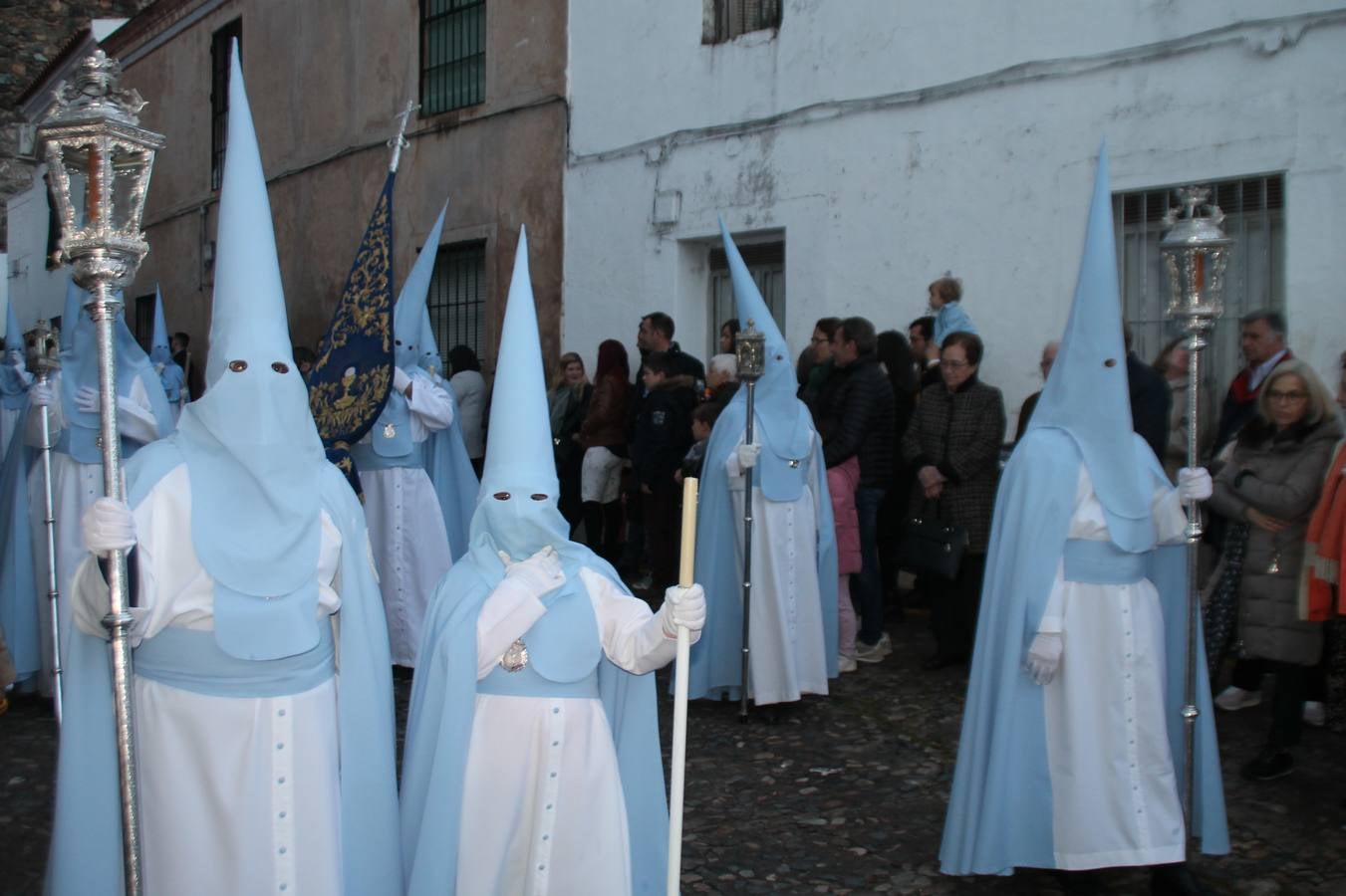 La lluvia que durante las primeras horas de la tarde se contuvo, hizo acto de presencia nada más asomarse a la calle la procesión de las túnicas celestes, que organiza la Archicofrafía del Santísimo Sacramento. Todas las emociones se vieron frustradas y el templo de San Bartolomé fue refugio para el sentimiento de quienes anhelaban acompañar esta estación de penitencia en la que se representa el momento de la institución de la Santa Cena, que junto al de Jesús ante Pilatos, fueron los únicos que realizaron su salida de la iglesia patronal. El Cristo de la Piedad, imagen impresionante en el itinerario de la Semana Santa jerezana, y la hermosa Virgen de la Paza, se quedaron dentro.Los sones de las Agruaciones y bandas que iban a acompañar este desfile sonaron especiales para bailar estas dos imágenes y servir de consuelo, mientras brotaban lágrimas en los ojos de algunos niños que encuentran en esta Cofradía su bautismo nazareno. La oración también acompañó estos momentos de tristeza al tiempo tan especiales.