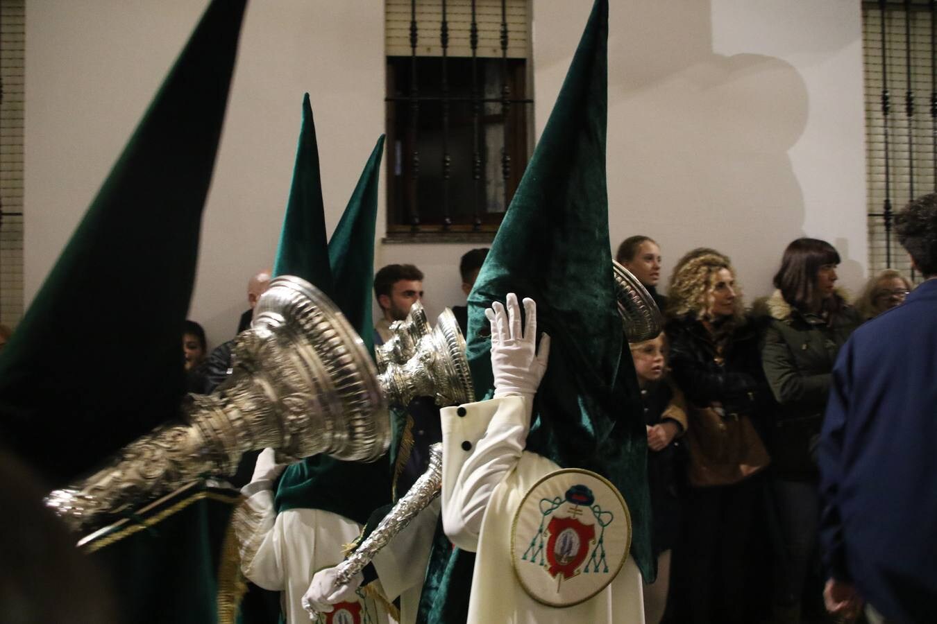 La lluvia dio una tregua a la 'madrugá' jerezana y la Real Hermandad Cofradía de Nuestro Padre Jesús del Gran Amor y María Santísima de la Esperanza Macarena realizó su desfile procesional. Aunque la Hermandad optó por hacer el itinerario más corto, la falta de lluvia fue la mejor noticia para los jerezanos que, tras una tarde marcada por el agua, pudieron salir a la calle y contemplar el amor y la devoción de todo un pueblo por su Semana Mayor. 