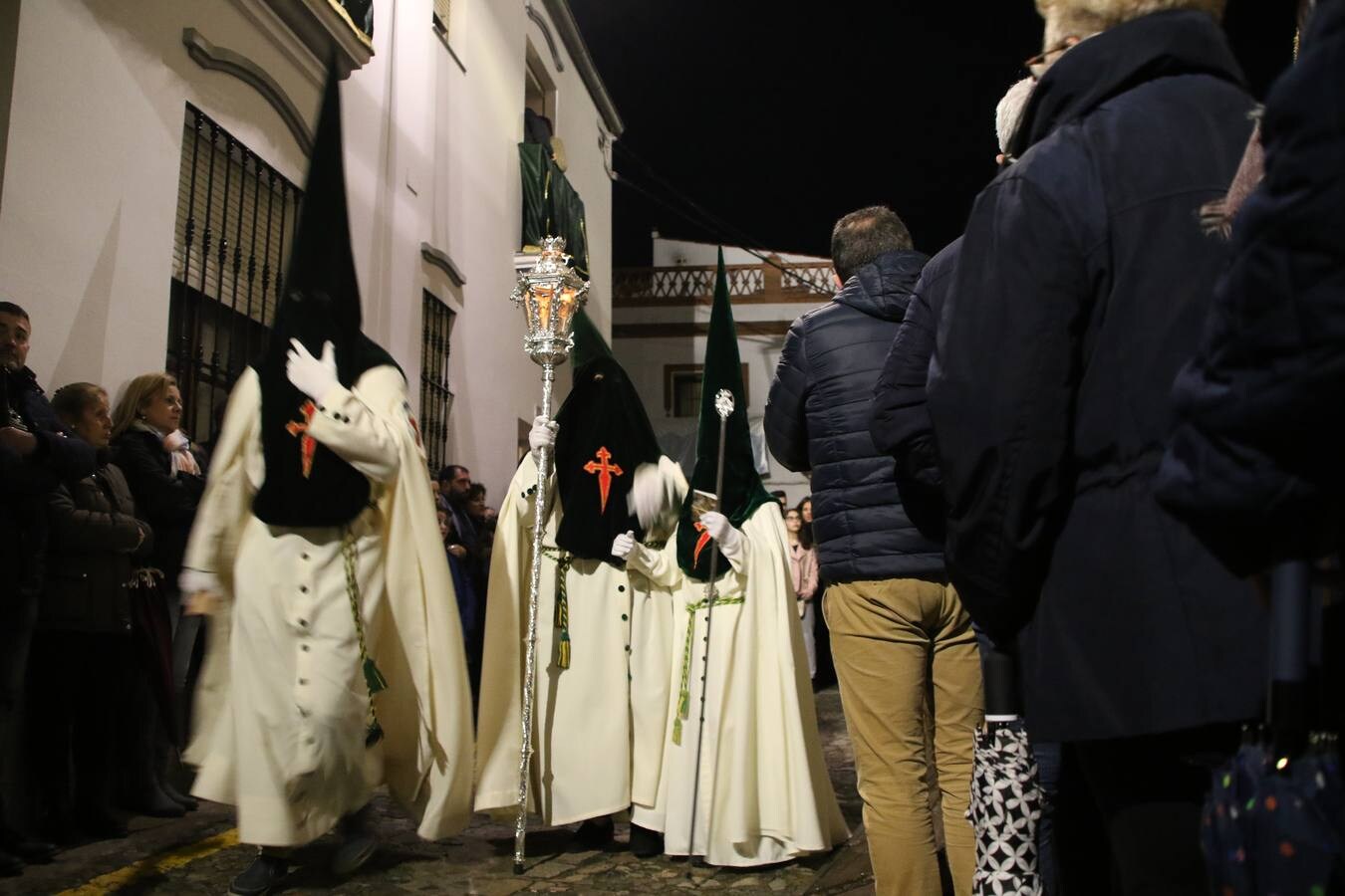 La lluvia dio una tregua a la 'madrugá' jerezana y la Real Hermandad Cofradía de Nuestro Padre Jesús del Gran Amor y María Santísima de la Esperanza Macarena realizó su desfile procesional. Aunque la Hermandad optó por hacer el itinerario más corto, la falta de lluvia fue la mejor noticia para los jerezanos que, tras una tarde marcada por el agua, pudieron salir a la calle y contemplar el amor y la devoción de todo un pueblo por su Semana Mayor. 