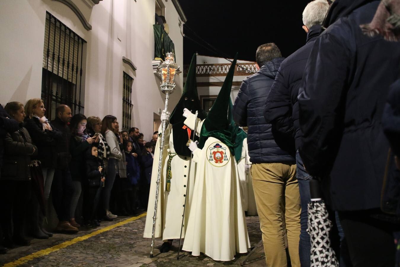 La lluvia dio una tregua a la 'madrugá' jerezana y la Real Hermandad Cofradía de Nuestro Padre Jesús del Gran Amor y María Santísima de la Esperanza Macarena realizó su desfile procesional. Aunque la Hermandad optó por hacer el itinerario más corto, la falta de lluvia fue la mejor noticia para los jerezanos que, tras una tarde marcada por el agua, pudieron salir a la calle y contemplar el amor y la devoción de todo un pueblo por su Semana Mayor. 