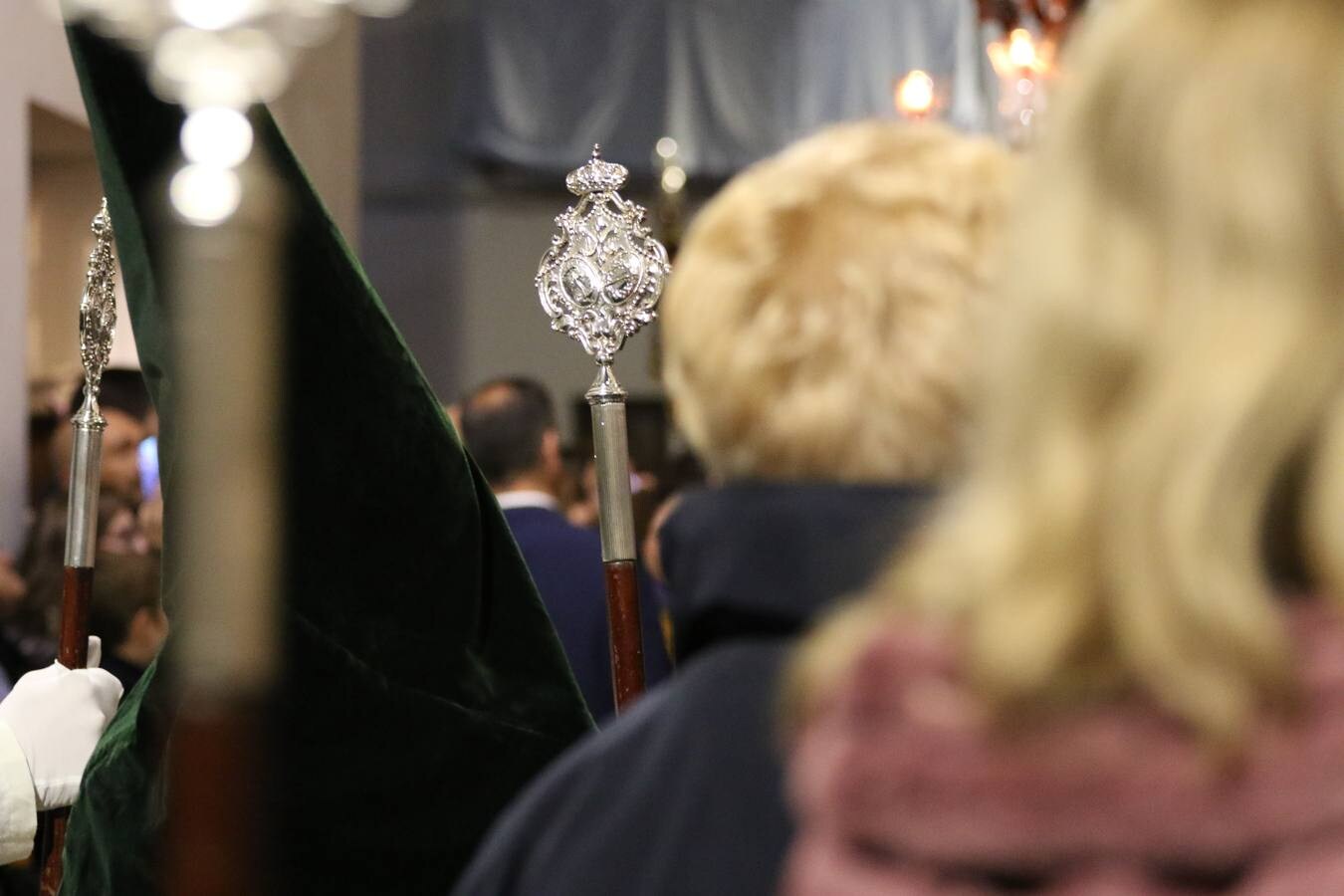 La lluvia dio una tregua a la 'madrugá' jerezana y la Real Hermandad Cofradía de Nuestro Padre Jesús del Gran Amor y María Santísima de la Esperanza Macarena realizó su desfile procesional. Aunque la Hermandad optó por hacer el itinerario más corto, la falta de lluvia fue la mejor noticia para los jerezanos que, tras una tarde marcada por el agua, pudieron salir a la calle y contemplar el amor y la devoción de todo un pueblo por su Semana Mayor. 