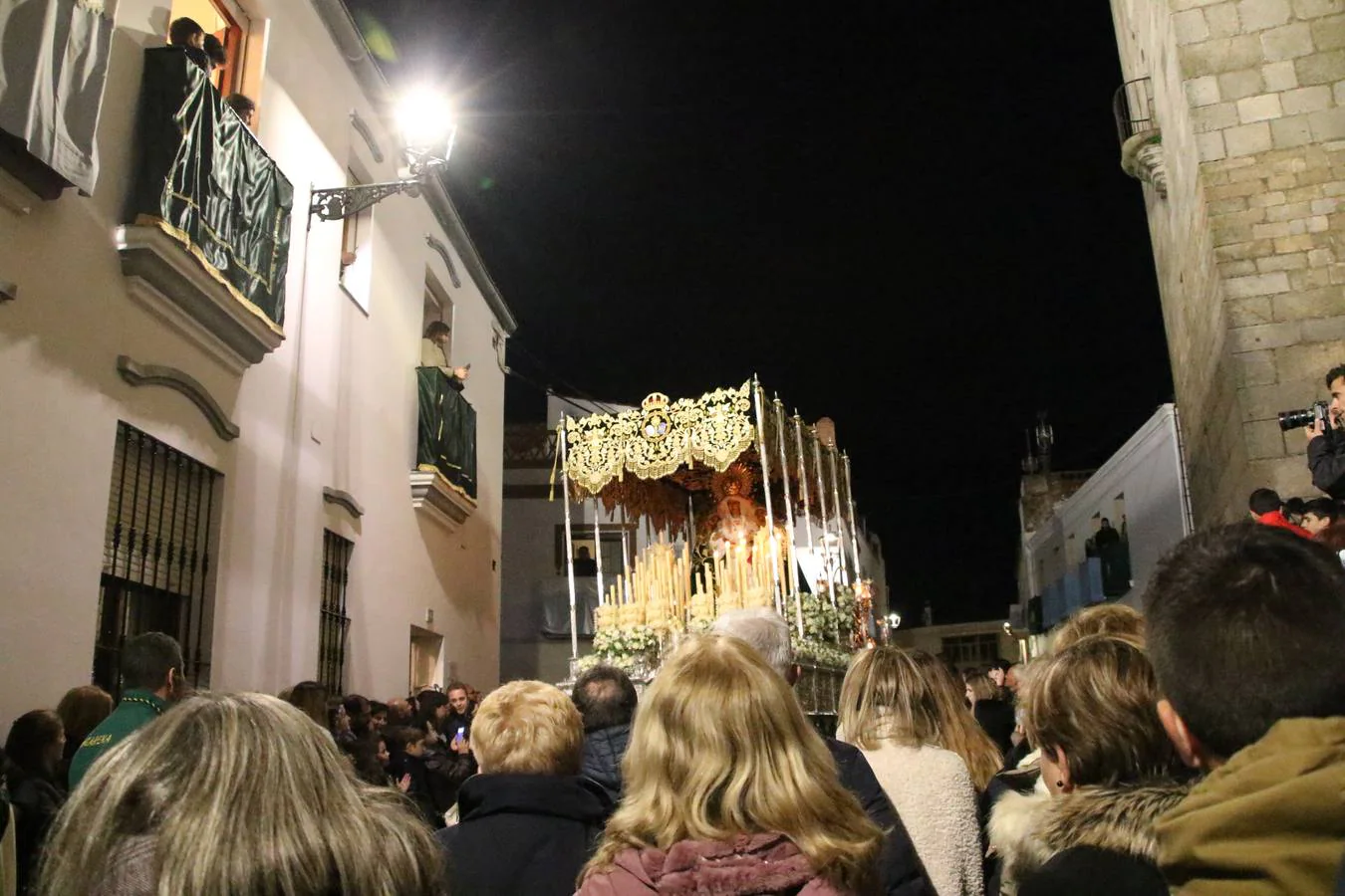 La lluvia dio una tregua a la 'madrugá' jerezana y la Real Hermandad Cofradía de Nuestro Padre Jesús del Gran Amor y María Santísima de la Esperanza Macarena realizó su desfile procesional. Aunque la Hermandad optó por hacer el itinerario más corto, la falta de lluvia fue la mejor noticia para los jerezanos que, tras una tarde marcada por el agua, pudieron salir a la calle y contemplar el amor y la devoción de todo un pueblo por su Semana Mayor. 