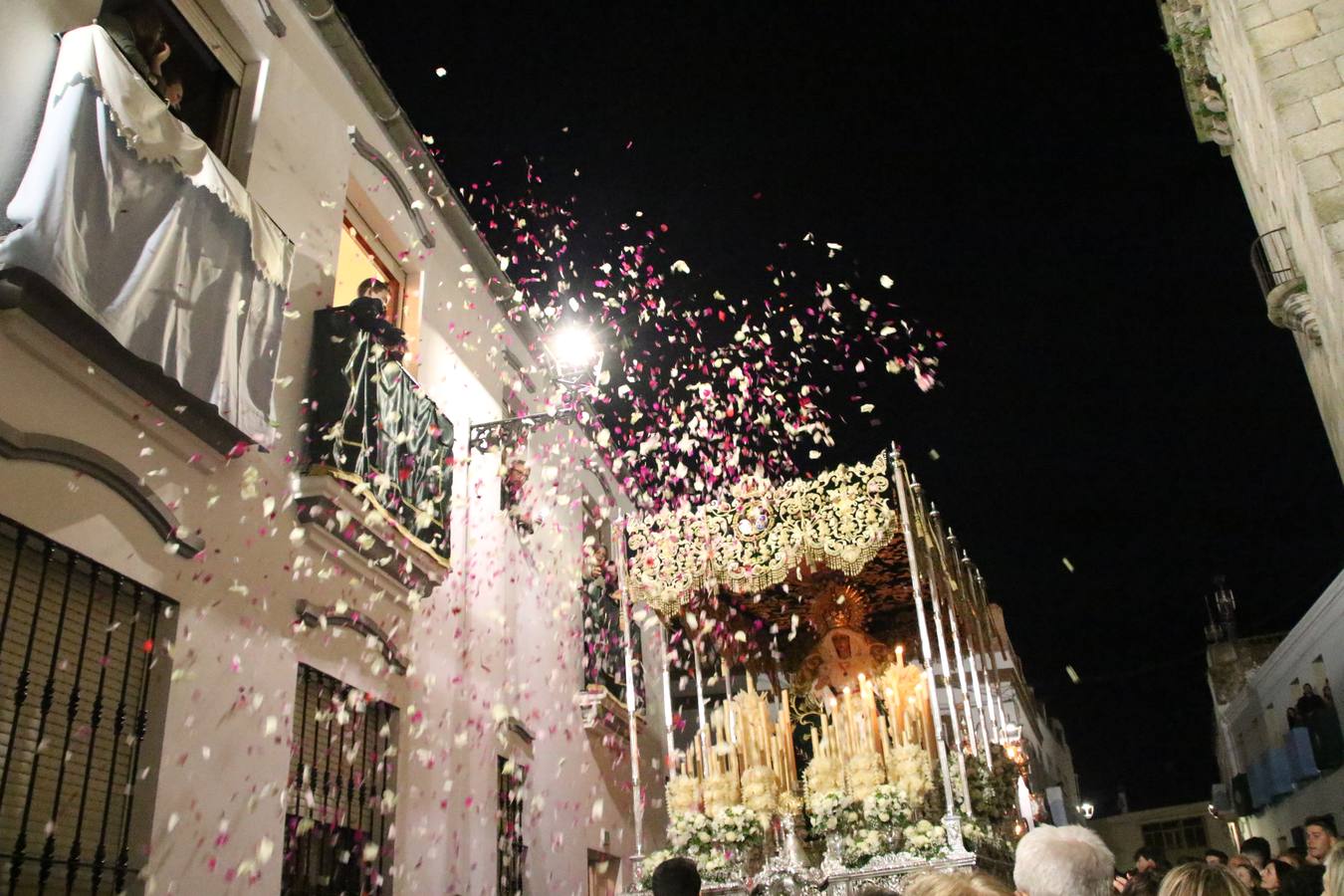 La lluvia dio una tregua a la 'madrugá' jerezana y la Real Hermandad Cofradía de Nuestro Padre Jesús del Gran Amor y María Santísima de la Esperanza Macarena realizó su desfile procesional. Aunque la Hermandad optó por hacer el itinerario más corto, la falta de lluvia fue la mejor noticia para los jerezanos que, tras una tarde marcada por el agua, pudieron salir a la calle y contemplar el amor y la devoción de todo un pueblo por su Semana Mayor. 