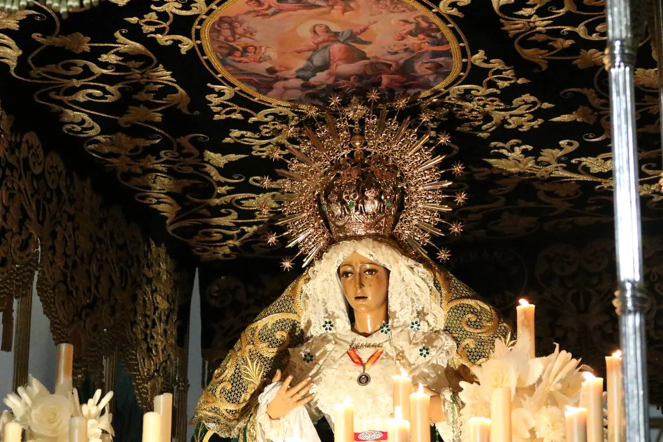 La lluvia dio una tregua a la 'madrugá' jerezana y la Real Hermandad Cofradía de Nuestro Padre Jesús del Gran Amor y María Santísima de la Esperanza Macarena realizó su desfile procesional. Aunque la Hermandad optó por hacer el itinerario más corto, la falta de lluvia fue la mejor noticia para los jerezanos que, tras una tarde marcada por el agua, pudieron salir a la calle y contemplar el amor y la devoción de todo un pueblo por su Semana Mayor. 