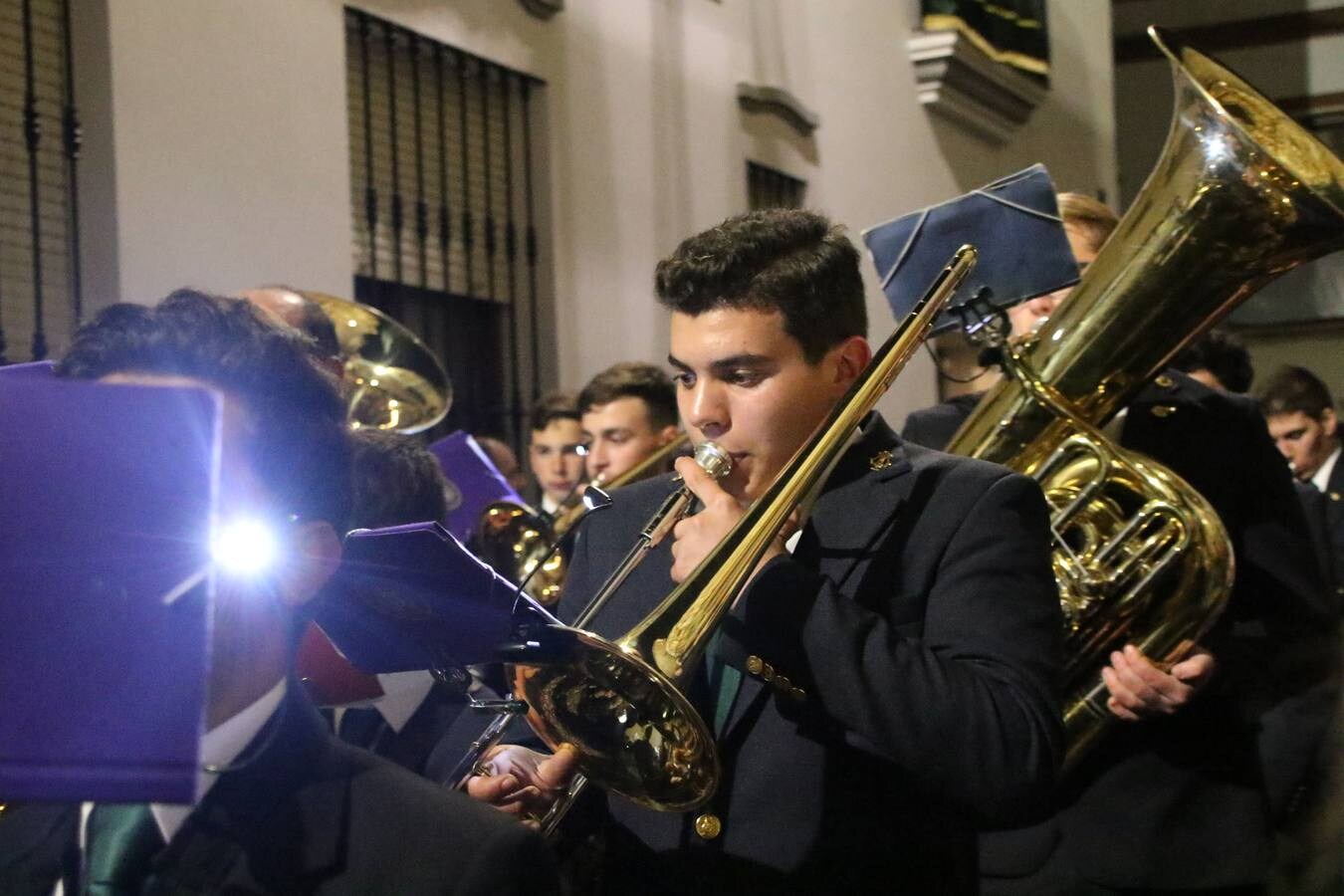 La lluvia dio una tregua a la 'madrugá' jerezana y la Real Hermandad Cofradía de Nuestro Padre Jesús del Gran Amor y María Santísima de la Esperanza Macarena realizó su desfile procesional. Aunque la Hermandad optó por hacer el itinerario más corto, la falta de lluvia fue la mejor noticia para los jerezanos que, tras una tarde marcada por el agua, pudieron salir a la calle y contemplar el amor y la devoción de todo un pueblo por su Semana Mayor. 