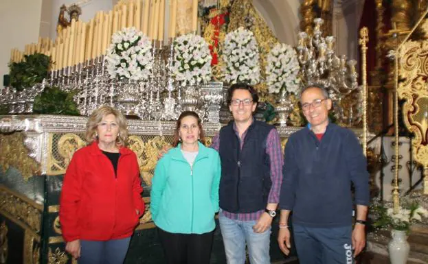 Junto a Choni Delgado, Sisi González y Juan Manuel Ramírez, ante el Paso de la Virgen del Rosario.