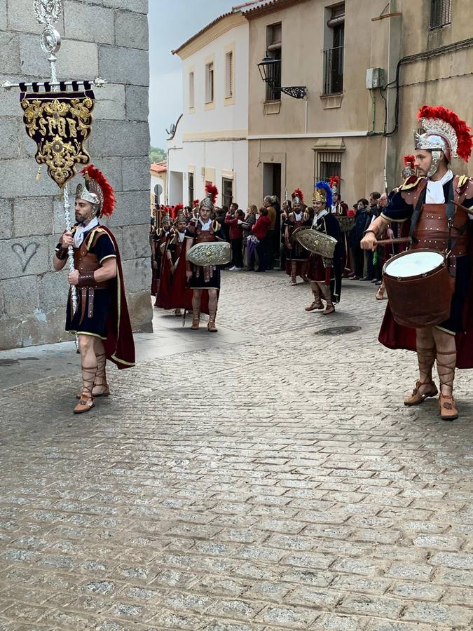 La Iglesia de Santa María de la Encarnación de Jerez de los Caballeros se convirtió, ayer, en el mejor escenario para aunar devoción y sentimiento cofrade. Jerezanos y foráneos se concentraron en su interior para ser partícipes y testigos del sentir y la fe de la Cofradía de 'Nuestro Padre Jesús Nazareno' por sus imágenes titulares. Aunque por la mañana la citada Cofradía sí pudo realizar su ceremonia del Santo Encuentro en el Llano de Santa María, por la tarde, la lluvia impidió la salida de la procesión del 'Santo Entierro'. FOTOS DEL INTERIOR DEL TEMPLO: MARI PAZ ROMERO. FOTOS DE LA SALIDA POR LA MAÑANA: ALBA VENEGAS.