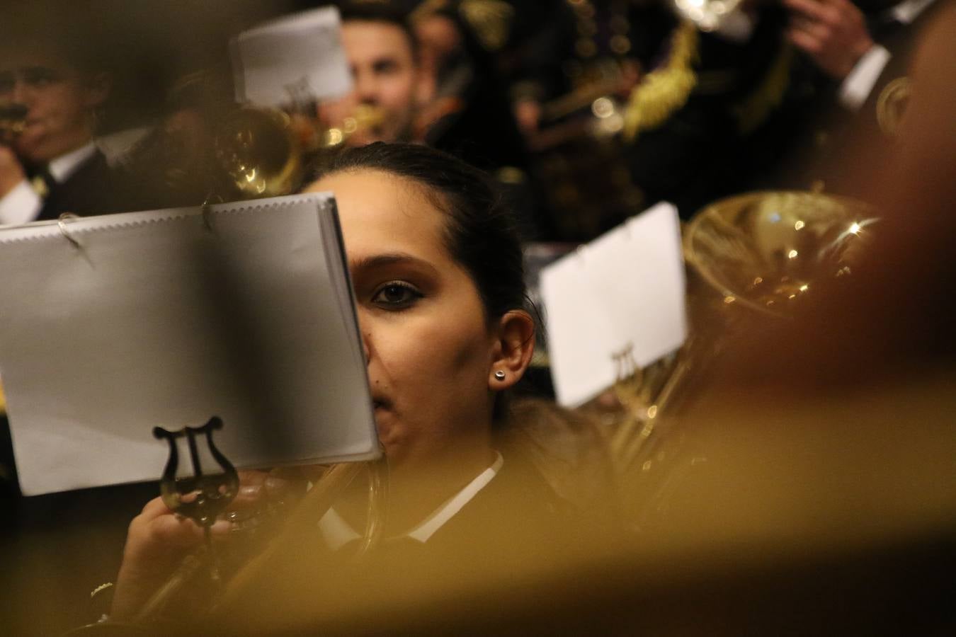 La Iglesia de Santa María de la Encarnación de Jerez de los Caballeros se convirtió, ayer, en el mejor escenario para aunar devoción y sentimiento cofrade. Jerezanos y foráneos se concentraron en su interior para ser partícipes y testigos del sentir y la fe de la Cofradía de 'Nuestro Padre Jesús Nazareno' por sus imágenes titulares. Aunque por la mañana la citada Cofradía sí pudo realizar su ceremonia del Santo Encuentro en el Llano de Santa María, por la tarde, la lluvia impidió la salida de la procesión del 'Santo Entierro'. FOTOS DEL INTERIOR DEL TEMPLO: MARI PAZ ROMERO. FOTOS DE LA SALIDA POR LA MAÑANA: ALBA VENEGAS.