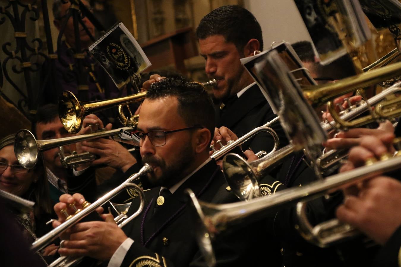La Iglesia de Santa María de la Encarnación de Jerez de los Caballeros se convirtió, ayer, en el mejor escenario para aunar devoción y sentimiento cofrade. Jerezanos y foráneos se concentraron en su interior para ser partícipes y testigos del sentir y la fe de la Cofradía de 'Nuestro Padre Jesús Nazareno' por sus imágenes titulares. Aunque por la mañana la citada Cofradía sí pudo realizar su ceremonia del Santo Encuentro en el Llano de Santa María, por la tarde, la lluvia impidió la salida de la procesión del 'Santo Entierro'. FOTOS DEL INTERIOR DEL TEMPLO: MARI PAZ ROMERO. FOTOS DE LA SALIDA POR LA MAÑANA: ALBA VENEGAS.