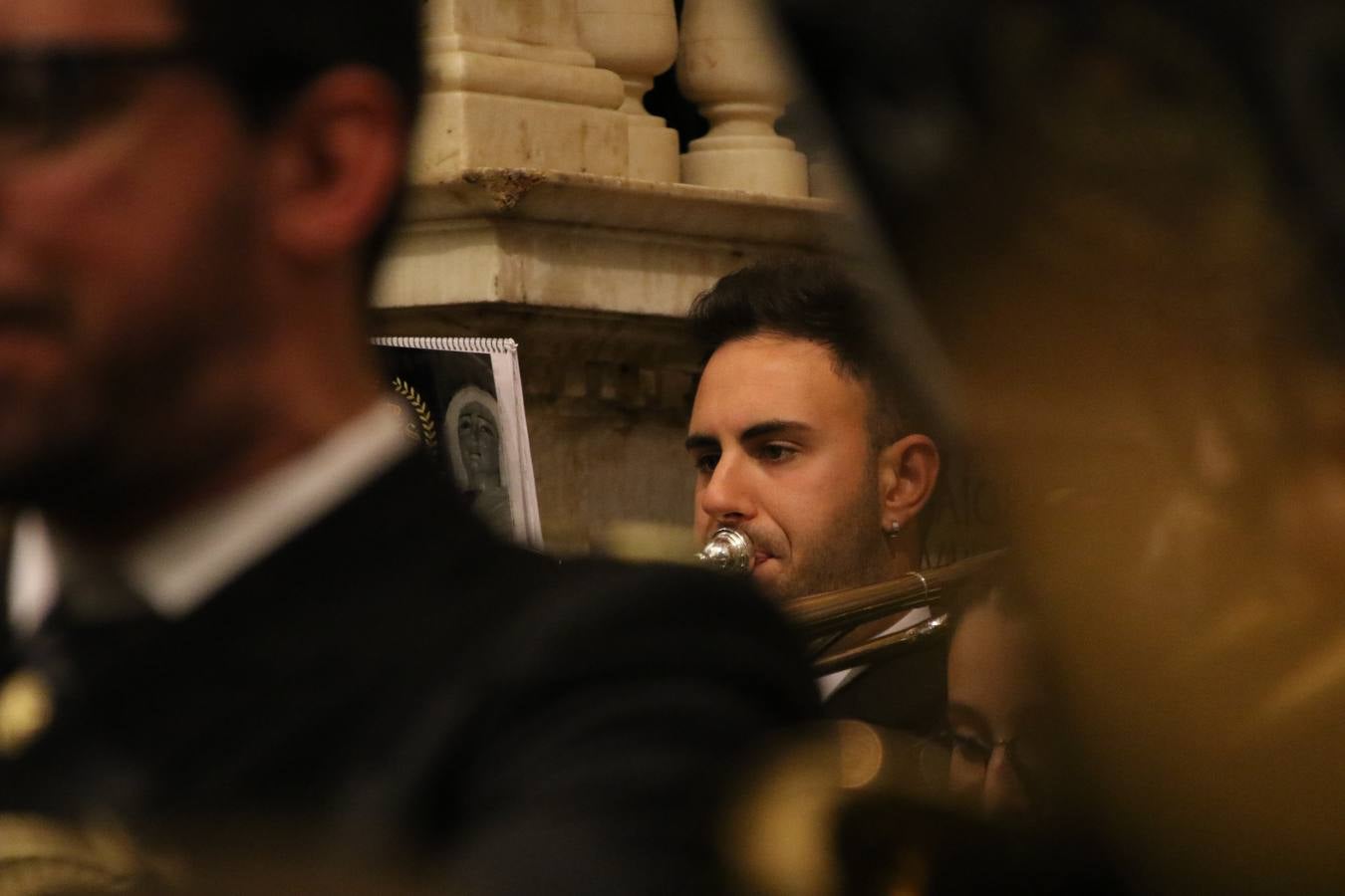La Iglesia de Santa María de la Encarnación de Jerez de los Caballeros se convirtió, ayer, en el mejor escenario para aunar devoción y sentimiento cofrade. Jerezanos y foráneos se concentraron en su interior para ser partícipes y testigos del sentir y la fe de la Cofradía de 'Nuestro Padre Jesús Nazareno' por sus imágenes titulares. Aunque por la mañana la citada Cofradía sí pudo realizar su ceremonia del Santo Encuentro en el Llano de Santa María, por la tarde, la lluvia impidió la salida de la procesión del 'Santo Entierro'. FOTOS DEL INTERIOR DEL TEMPLO: MARI PAZ ROMERO. FOTOS DE LA SALIDA POR LA MAÑANA: ALBA VENEGAS.