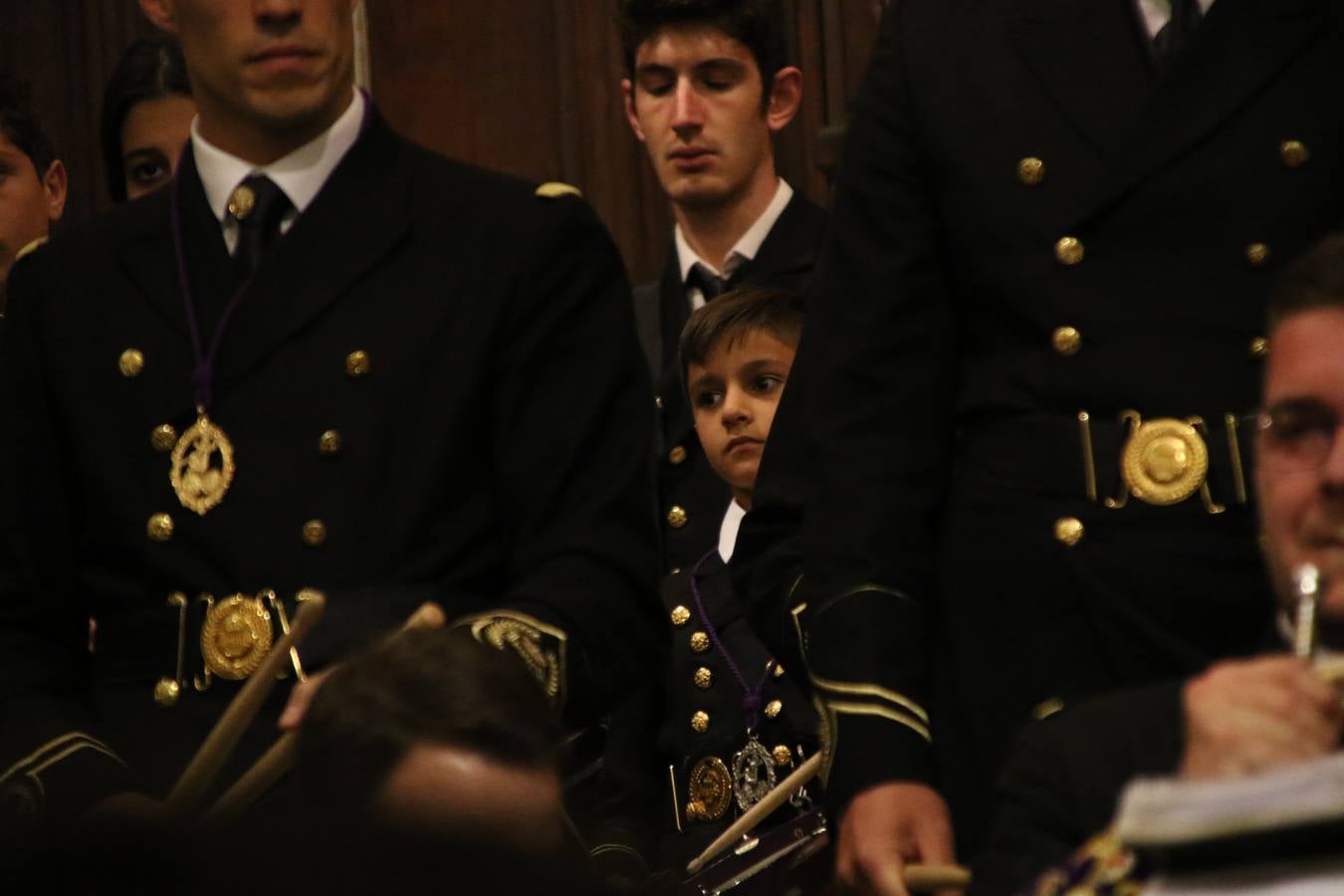 La Iglesia de Santa María de la Encarnación de Jerez de los Caballeros se convirtió, ayer, en el mejor escenario para aunar devoción y sentimiento cofrade. Jerezanos y foráneos se concentraron en su interior para ser partícipes y testigos del sentir y la fe de la Cofradía de 'Nuestro Padre Jesús Nazareno' por sus imágenes titulares. Aunque por la mañana la citada Cofradía sí pudo realizar su ceremonia del Santo Encuentro en el Llano de Santa María, por la tarde, la lluvia impidió la salida de la procesión del 'Santo Entierro'. FOTOS DEL INTERIOR DEL TEMPLO: MARI PAZ ROMERO. FOTOS DE LA SALIDA POR LA MAÑANA: ALBA VENEGAS.