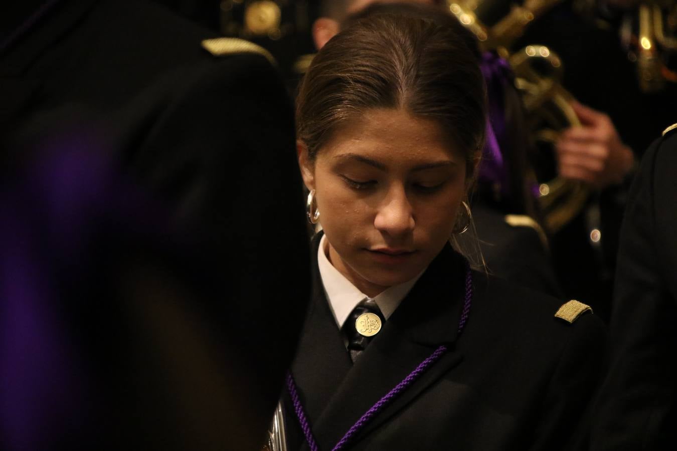 La Iglesia de Santa María de la Encarnación de Jerez de los Caballeros se convirtió, ayer, en el mejor escenario para aunar devoción y sentimiento cofrade. Jerezanos y foráneos se concentraron en su interior para ser partícipes y testigos del sentir y la fe de la Cofradía de 'Nuestro Padre Jesús Nazareno' por sus imágenes titulares. Aunque por la mañana la citada Cofradía sí pudo realizar su ceremonia del Santo Encuentro en el Llano de Santa María, por la tarde, la lluvia impidió la salida de la procesión del 'Santo Entierro'. FOTOS DEL INTERIOR DEL TEMPLO: MARI PAZ ROMERO. FOTOS DE LA SALIDA POR LA MAÑANA: ALBA VENEGAS.