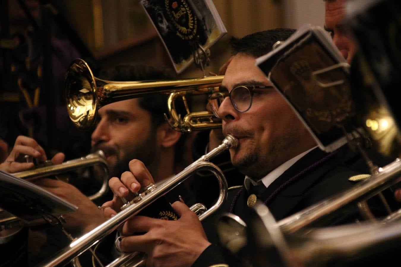 La Iglesia de Santa María de la Encarnación de Jerez de los Caballeros se convirtió, ayer, en el mejor escenario para aunar devoción y sentimiento cofrade. Jerezanos y foráneos se concentraron en su interior para ser partícipes y testigos del sentir y la fe de la Cofradía de 'Nuestro Padre Jesús Nazareno' por sus imágenes titulares. Aunque por la mañana la citada Cofradía sí pudo realizar su ceremonia del Santo Encuentro en el Llano de Santa María, por la tarde, la lluvia impidió la salida de la procesión del 'Santo Entierro'. FOTOS DEL INTERIOR DEL TEMPLO: MARI PAZ ROMERO. FOTOS DE LA SALIDA POR LA MAÑANA: ALBA VENEGAS.