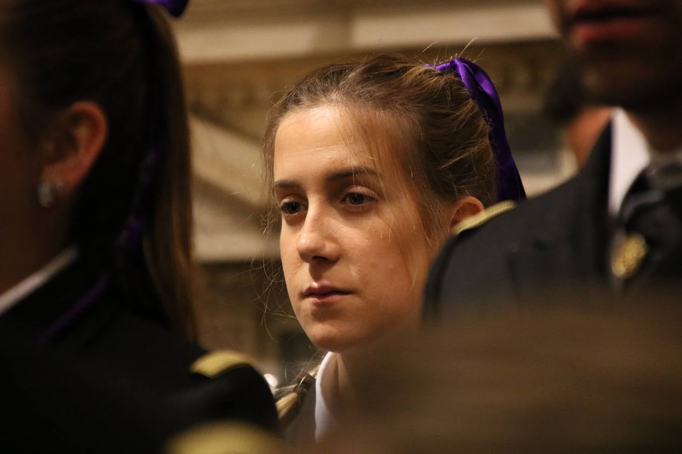 La Iglesia de Santa María de la Encarnación de Jerez de los Caballeros se convirtió, ayer, en el mejor escenario para aunar devoción y sentimiento cofrade. Jerezanos y foráneos se concentraron en su interior para ser partícipes y testigos del sentir y la fe de la Cofradía de 'Nuestro Padre Jesús Nazareno' por sus imágenes titulares. Aunque por la mañana la citada Cofradía sí pudo realizar su ceremonia del Santo Encuentro en el Llano de Santa María, por la tarde, la lluvia impidió la salida de la procesión del 'Santo Entierro'. FOTOS DEL INTERIOR DEL TEMPLO: MARI PAZ ROMERO. FOTOS DE LA SALIDA POR LA MAÑANA: ALBA VENEGAS.