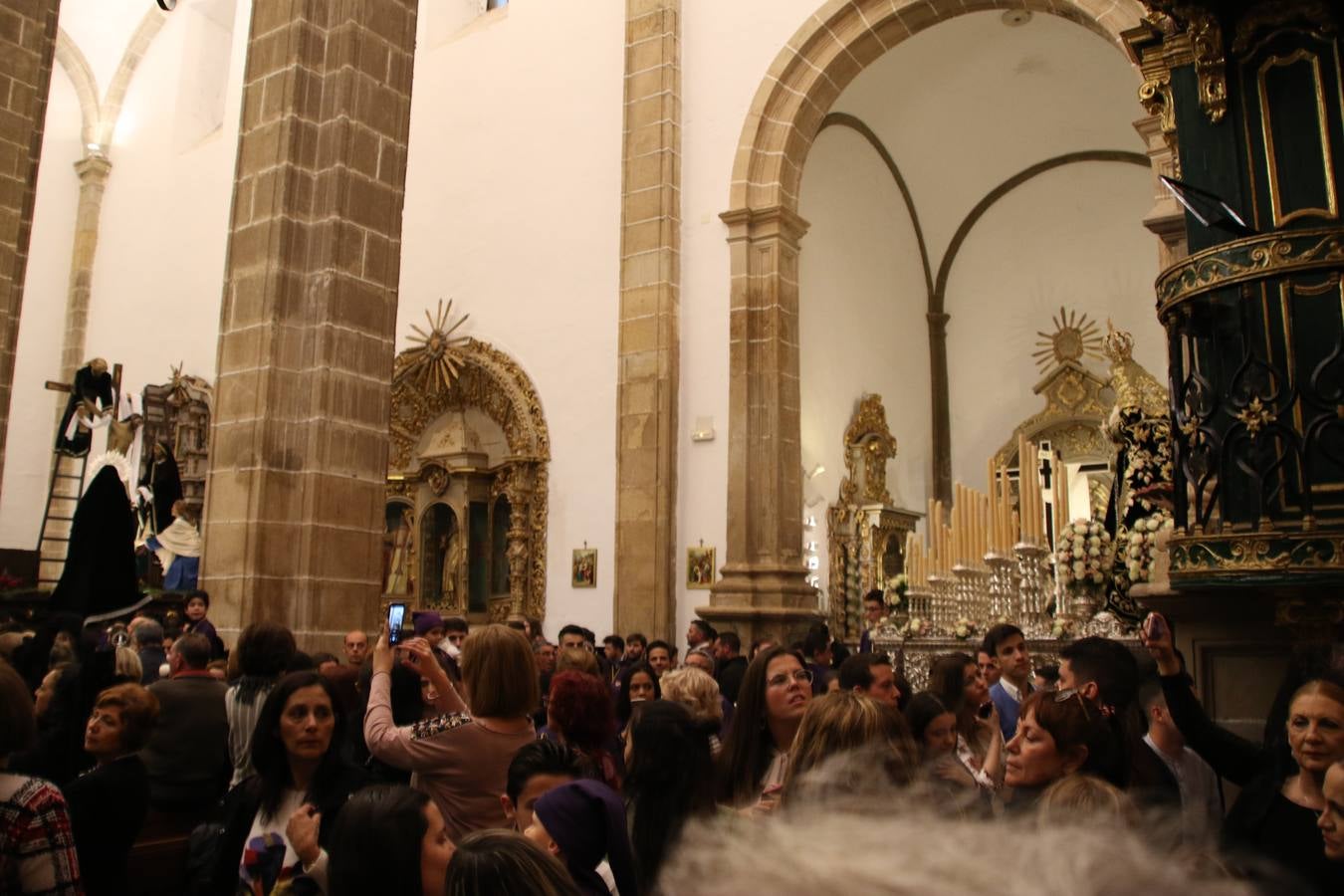 La Iglesia de Santa María de la Encarnación de Jerez de los Caballeros se convirtió, ayer, en el mejor escenario para aunar devoción y sentimiento cofrade. Jerezanos y foráneos se concentraron en su interior para ser partícipes y testigos del sentir y la fe de la Cofradía de 'Nuestro Padre Jesús Nazareno' por sus imágenes titulares. Aunque por la mañana la citada Cofradía sí pudo realizar su ceremonia del Santo Encuentro en el Llano de Santa María, por la tarde, la lluvia impidió la salida de la procesión del 'Santo Entierro'. FOTOS DEL INTERIOR DEL TEMPLO: MARI PAZ ROMERO. FOTOS DE LA SALIDA POR LA MAÑANA: ALBA VENEGAS.
