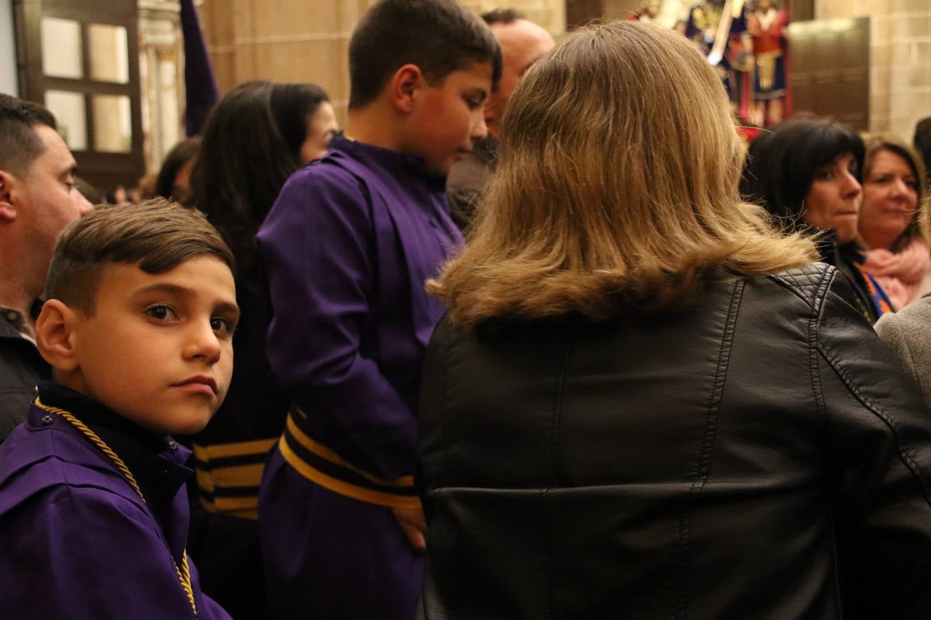 La Iglesia de Santa María de la Encarnación de Jerez de los Caballeros se convirtió, ayer, en el mejor escenario para aunar devoción y sentimiento cofrade. Jerezanos y foráneos se concentraron en su interior para ser partícipes y testigos del sentir y la fe de la Cofradía de 'Nuestro Padre Jesús Nazareno' por sus imágenes titulares. Aunque por la mañana la citada Cofradía sí pudo realizar su ceremonia del Santo Encuentro en el Llano de Santa María, por la tarde, la lluvia impidió la salida de la procesión del 'Santo Entierro'. FOTOS DEL INTERIOR DEL TEMPLO: MARI PAZ ROMERO. FOTOS DE LA SALIDA POR LA MAÑANA: ALBA VENEGAS.