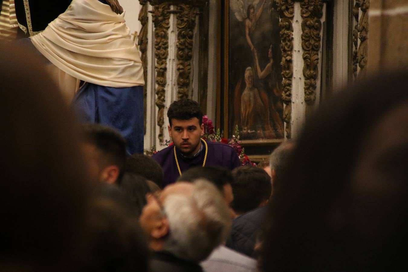 La Iglesia de Santa María de la Encarnación de Jerez de los Caballeros se convirtió, ayer, en el mejor escenario para aunar devoción y sentimiento cofrade. Jerezanos y foráneos se concentraron en su interior para ser partícipes y testigos del sentir y la fe de la Cofradía de 'Nuestro Padre Jesús Nazareno' por sus imágenes titulares. Aunque por la mañana la citada Cofradía sí pudo realizar su ceremonia del Santo Encuentro en el Llano de Santa María, por la tarde, la lluvia impidió la salida de la procesión del 'Santo Entierro'. FOTOS DEL INTERIOR DEL TEMPLO: MARI PAZ ROMERO. FOTOS DE LA SALIDA POR LA MAÑANA: ALBA VENEGAS.
