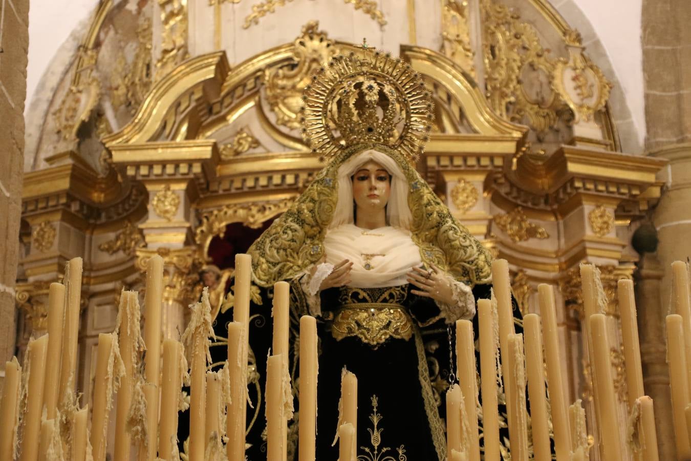 La Iglesia de Santa María de la Encarnación de Jerez de los Caballeros se convirtió, ayer, en el mejor escenario para aunar devoción y sentimiento cofrade. Jerezanos y foráneos se concentraron en su interior para ser partícipes y testigos del sentir y la fe de la Cofradía de 'Nuestro Padre Jesús Nazareno' por sus imágenes titulares. Aunque por la mañana la citada Cofradía sí pudo realizar su ceremonia del Santo Encuentro en el Llano de Santa María, por la tarde, la lluvia impidió la salida de la procesión del 'Santo Entierro'. FOTOS DEL INTERIOR DEL TEMPLO: MARI PAZ ROMERO. FOTOS DE LA SALIDA POR LA MAÑANA: ALBA VENEGAS.