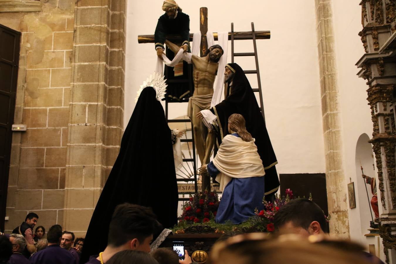 La Iglesia de Santa María de la Encarnación de Jerez de los Caballeros se convirtió, ayer, en el mejor escenario para aunar devoción y sentimiento cofrade. Jerezanos y foráneos se concentraron en su interior para ser partícipes y testigos del sentir y la fe de la Cofradía de 'Nuestro Padre Jesús Nazareno' por sus imágenes titulares. Aunque por la mañana la citada Cofradía sí pudo realizar su ceremonia del Santo Encuentro en el Llano de Santa María, por la tarde, la lluvia impidió la salida de la procesión del 'Santo Entierro'. FOTOS DEL INTERIOR DEL TEMPLO: MARI PAZ ROMERO. FOTOS DE LA SALIDA POR LA MAÑANA: ALBA VENEGAS.