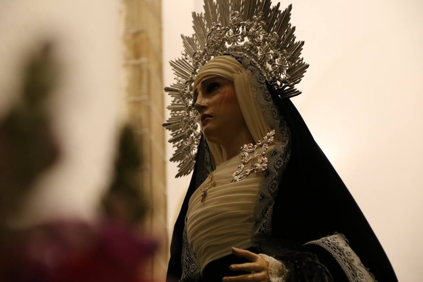 La Iglesia de Santa María de la Encarnación de Jerez de los Caballeros se convirtió, ayer, en el mejor escenario para aunar devoción y sentimiento cofrade. Jerezanos y foráneos se concentraron en su interior para ser partícipes y testigos del sentir y la fe de la Cofradía de 'Nuestro Padre Jesús Nazareno' por sus imágenes titulares. Aunque por la mañana la citada Cofradía sí pudo realizar su ceremonia del Santo Encuentro en el Llano de Santa María, por la tarde, la lluvia impidió la salida de la procesión del 'Santo Entierro'. FOTOS DEL INTERIOR DEL TEMPLO: MARI PAZ ROMERO. FOTOS DE LA SALIDA POR LA MAÑANA: ALBA VENEGAS.