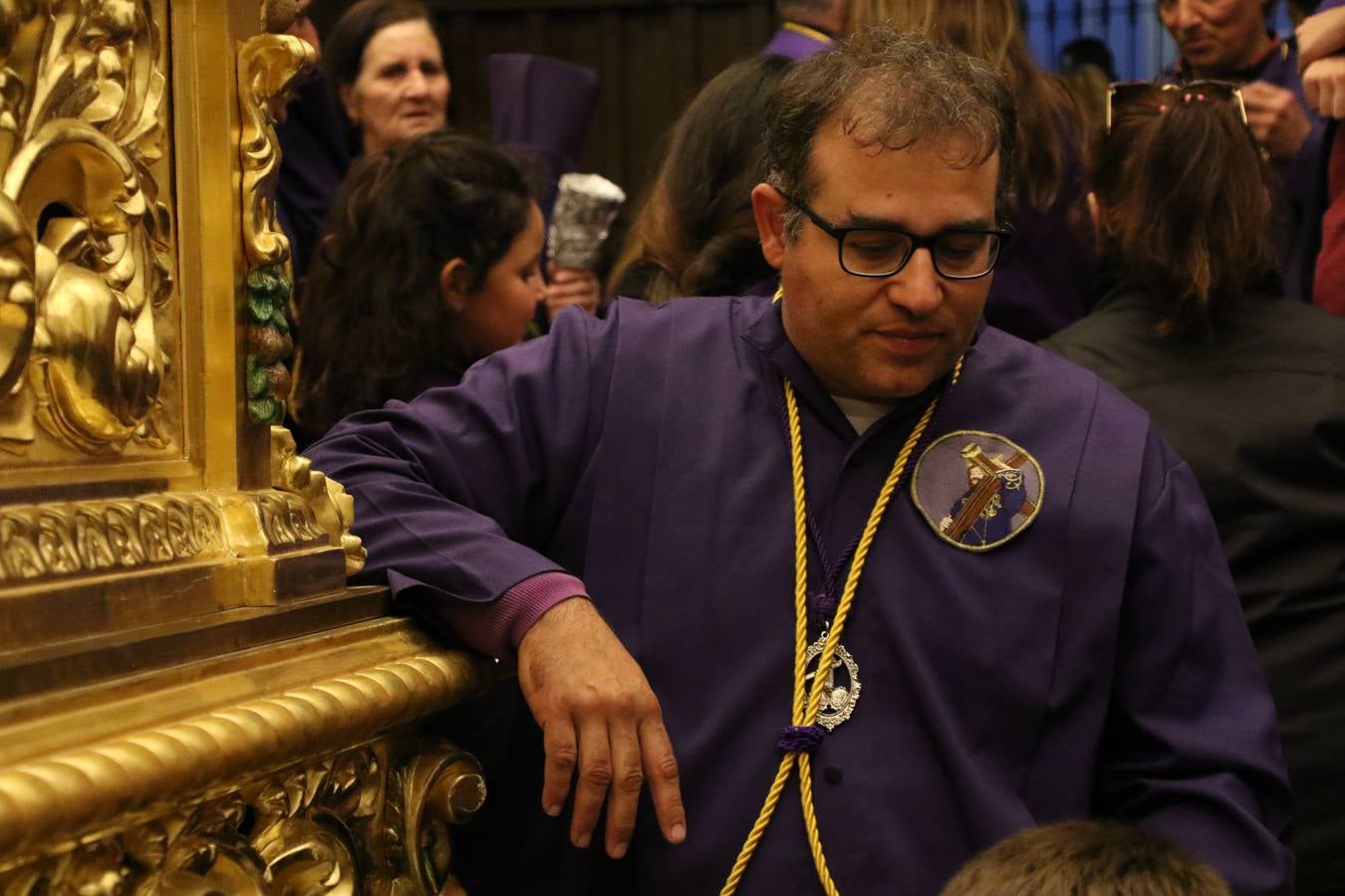 La Iglesia de Santa María de la Encarnación de Jerez de los Caballeros se convirtió, ayer, en el mejor escenario para aunar devoción y sentimiento cofrade. Jerezanos y foráneos se concentraron en su interior para ser partícipes y testigos del sentir y la fe de la Cofradía de 'Nuestro Padre Jesús Nazareno' por sus imágenes titulares. Aunque por la mañana la citada Cofradía sí pudo realizar su ceremonia del Santo Encuentro en el Llano de Santa María, por la tarde, la lluvia impidió la salida de la procesión del 'Santo Entierro'. FOTOS DEL INTERIOR DEL TEMPLO: MARI PAZ ROMERO. FOTOS DE LA SALIDA POR LA MAÑANA: ALBA VENEGAS.