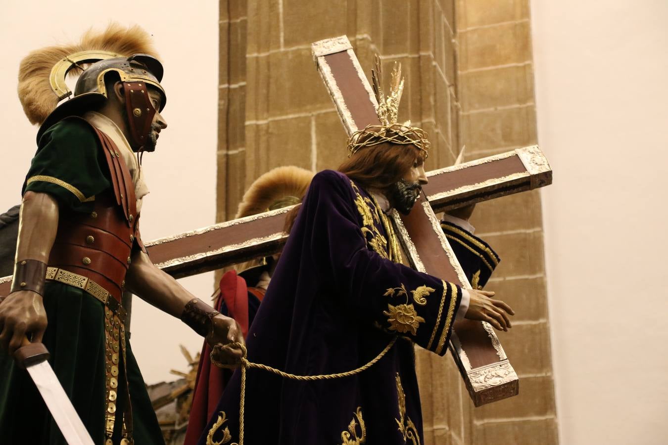 La Iglesia de Santa María de la Encarnación de Jerez de los Caballeros se convirtió, ayer, en el mejor escenario para aunar devoción y sentimiento cofrade. Jerezanos y foráneos se concentraron en su interior para ser partícipes y testigos del sentir y la fe de la Cofradía de 'Nuestro Padre Jesús Nazareno' por sus imágenes titulares. Aunque por la mañana la citada Cofradía sí pudo realizar su ceremonia del Santo Encuentro en el Llano de Santa María, por la tarde, la lluvia impidió la salida de la procesión del 'Santo Entierro'. FOTOS DEL INTERIOR DEL TEMPLO: MARI PAZ ROMERO. FOTOS DE LA SALIDA POR LA MAÑANA: ALBA VENEGAS.
