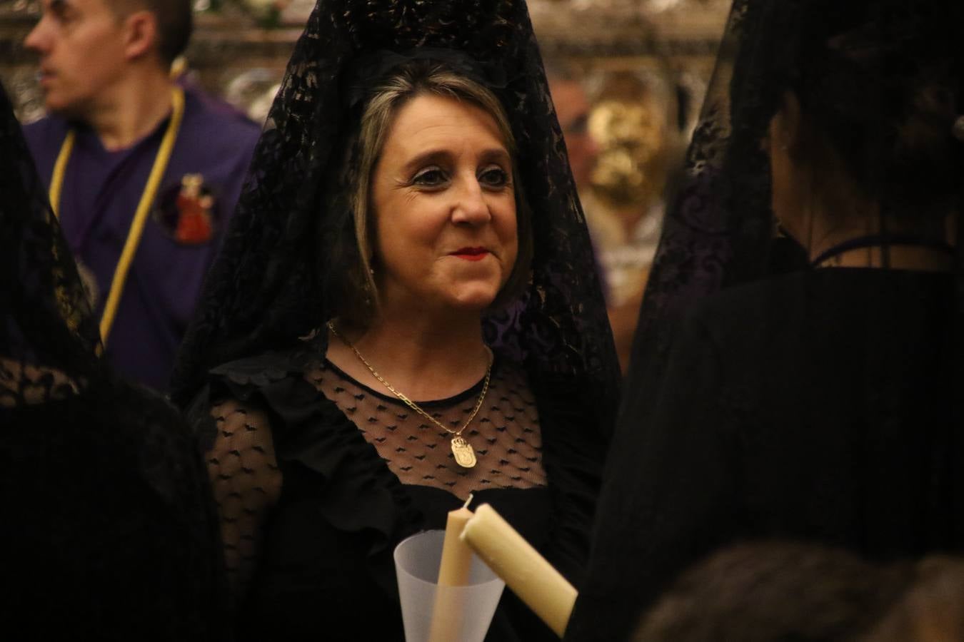 La Iglesia de Santa María de la Encarnación de Jerez de los Caballeros se convirtió, ayer, en el mejor escenario para aunar devoción y sentimiento cofrade. Jerezanos y foráneos se concentraron en su interior para ser partícipes y testigos del sentir y la fe de la Cofradía de 'Nuestro Padre Jesús Nazareno' por sus imágenes titulares. Aunque por la mañana la citada Cofradía sí pudo realizar su ceremonia del Santo Encuentro en el Llano de Santa María, por la tarde, la lluvia impidió la salida de la procesión del 'Santo Entierro'. FOTOS DEL INTERIOR DEL TEMPLO: MARI PAZ ROMERO. FOTOS DE LA SALIDA POR LA MAÑANA: ALBA VENEGAS.