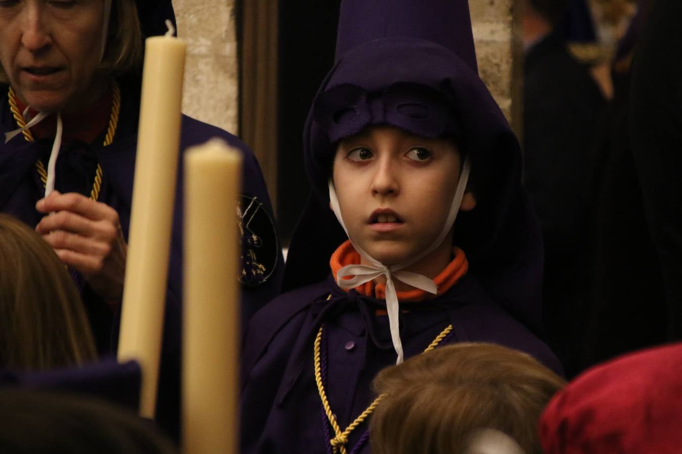 La Iglesia de Santa María de la Encarnación de Jerez de los Caballeros se convirtió, ayer, en el mejor escenario para aunar devoción y sentimiento cofrade. Jerezanos y foráneos se concentraron en su interior para ser partícipes y testigos del sentir y la fe de la Cofradía de 'Nuestro Padre Jesús Nazareno' por sus imágenes titulares. Aunque por la mañana la citada Cofradía sí pudo realizar su ceremonia del Santo Encuentro en el Llano de Santa María, por la tarde, la lluvia impidió la salida de la procesión del 'Santo Entierro'. FOTOS DEL INTERIOR DEL TEMPLO: MARI PAZ ROMERO. FOTOS DE LA SALIDA POR LA MAÑANA: ALBA VENEGAS.