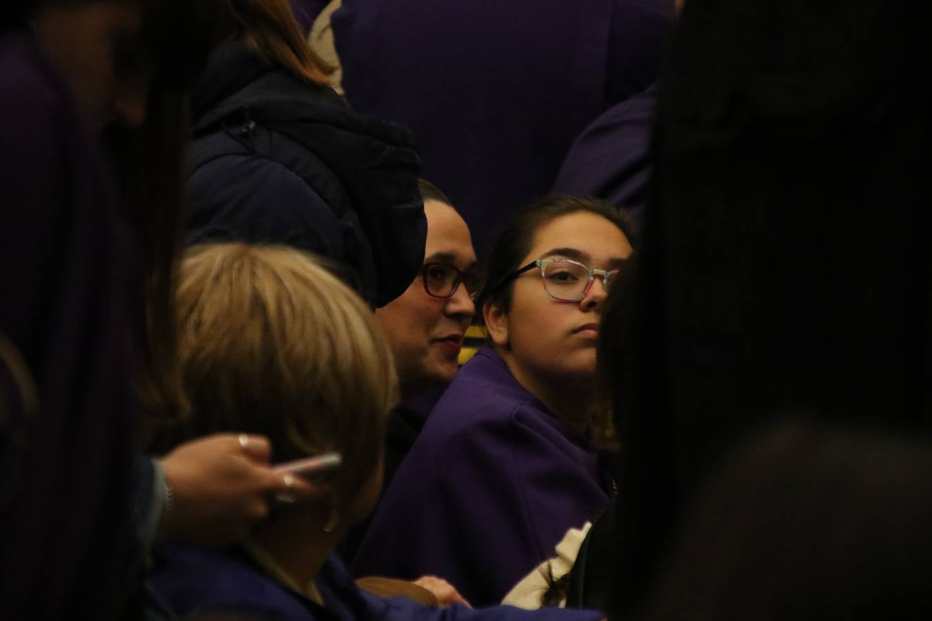 La Iglesia de Santa María de la Encarnación de Jerez de los Caballeros se convirtió, ayer, en el mejor escenario para aunar devoción y sentimiento cofrade. Jerezanos y foráneos se concentraron en su interior para ser partícipes y testigos del sentir y la fe de la Cofradía de 'Nuestro Padre Jesús Nazareno' por sus imágenes titulares. Aunque por la mañana la citada Cofradía sí pudo realizar su ceremonia del Santo Encuentro en el Llano de Santa María, por la tarde, la lluvia impidió la salida de la procesión del 'Santo Entierro'. FOTOS DEL INTERIOR DEL TEMPLO: MARI PAZ ROMERO. FOTOS DE LA SALIDA POR LA MAÑANA: ALBA VENEGAS.