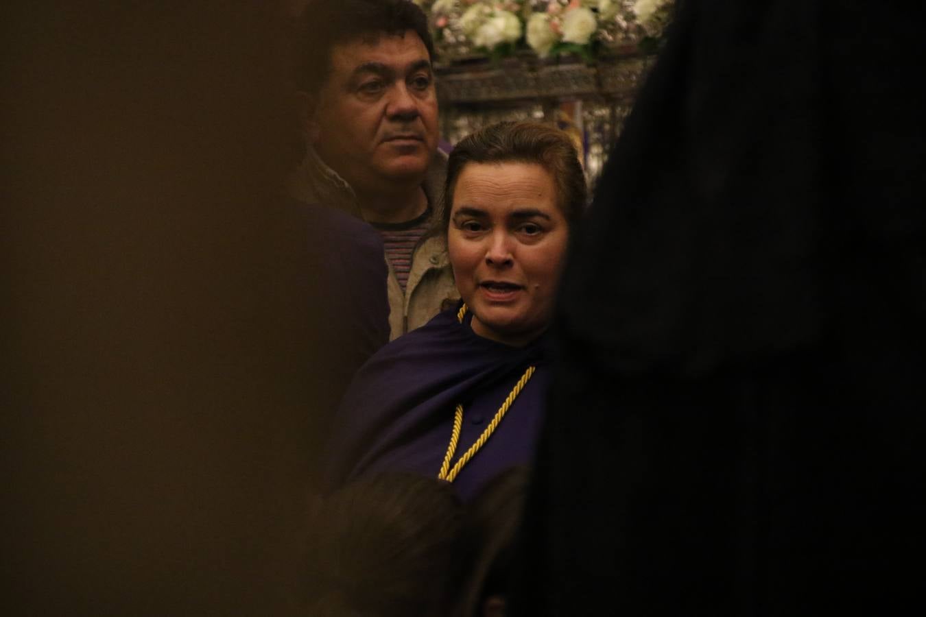 La Iglesia de Santa María de la Encarnación de Jerez de los Caballeros se convirtió, ayer, en el mejor escenario para aunar devoción y sentimiento cofrade. Jerezanos y foráneos se concentraron en su interior para ser partícipes y testigos del sentir y la fe de la Cofradía de 'Nuestro Padre Jesús Nazareno' por sus imágenes titulares. Aunque por la mañana la citada Cofradía sí pudo realizar su ceremonia del Santo Encuentro en el Llano de Santa María, por la tarde, la lluvia impidió la salida de la procesión del 'Santo Entierro'. FOTOS DEL INTERIOR DEL TEMPLO: MARI PAZ ROMERO. FOTOS DE LA SALIDA POR LA MAÑANA: ALBA VENEGAS.
