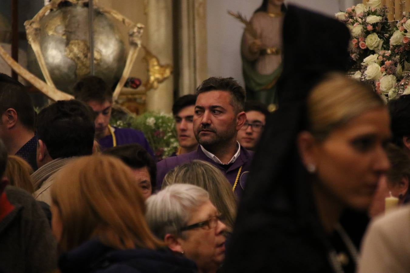 La Iglesia de Santa María de la Encarnación de Jerez de los Caballeros se convirtió, ayer, en el mejor escenario para aunar devoción y sentimiento cofrade. Jerezanos y foráneos se concentraron en su interior para ser partícipes y testigos del sentir y la fe de la Cofradía de 'Nuestro Padre Jesús Nazareno' por sus imágenes titulares. Aunque por la mañana la citada Cofradía sí pudo realizar su ceremonia del Santo Encuentro en el Llano de Santa María, por la tarde, la lluvia impidió la salida de la procesión del 'Santo Entierro'. FOTOS DEL INTERIOR DEL TEMPLO: MARI PAZ ROMERO. FOTOS DE LA SALIDA POR LA MAÑANA: ALBA VENEGAS.